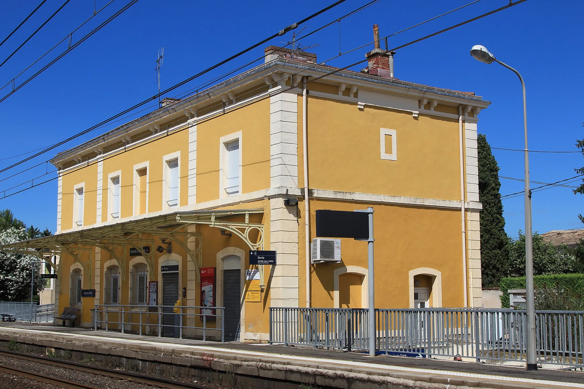 Photo showing: Le bâtiment voyageurs de la gare de Vergèze - Codognan.