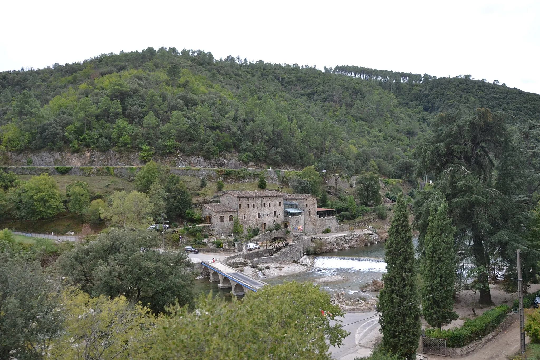 Photo showing: Moulin sur le bord du Gardon, vu du Train à Vapeur des Cévennes