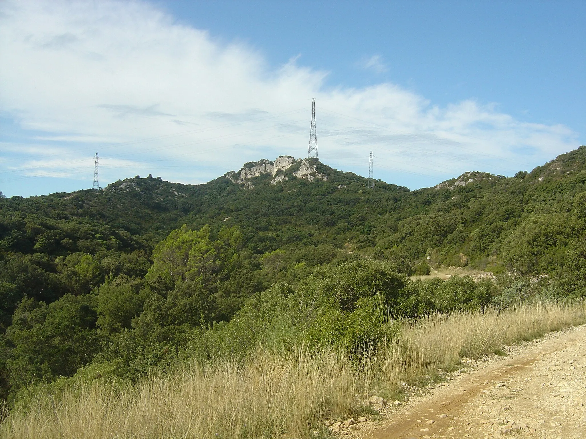 Photo showing: Vue sur le rocher de la Grande Montagne (260m) dans les garrigues entre Lirac et Saint-Laurent des Arbres (30)