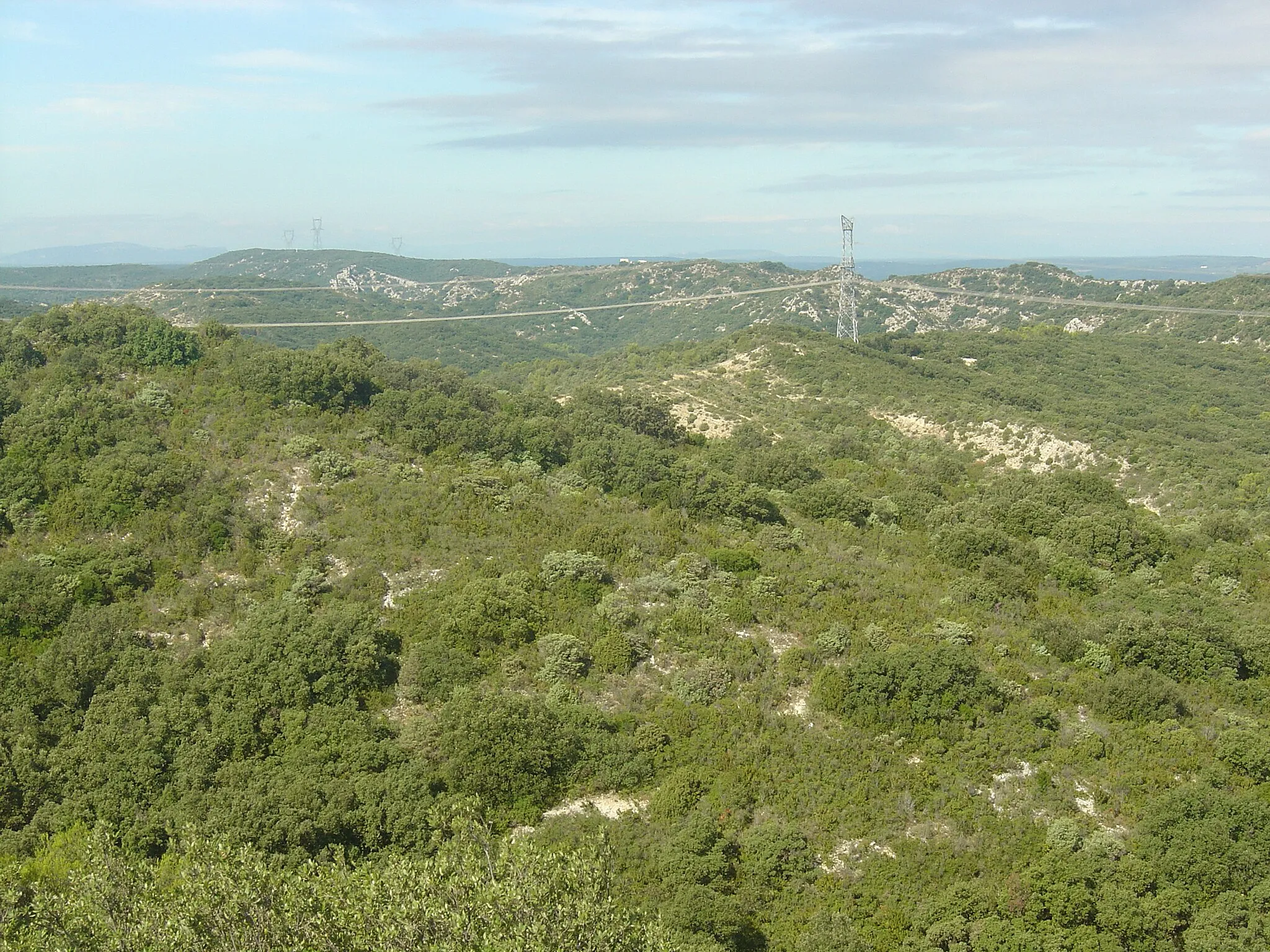 Photo showing: Garrigues entre Lirac, Saint-Laurent des Arbres et Saint-Victor la Coste vues depuis le rocher dit de la "Montagnette" (244m). On peut voir à l'extrême-gauche au fond le Mont Bouquet mais aussi la colline de Canabier (268m) et le Castellas (234m) de Saint-Victor la Coste, en petit, sur les collines au fond.