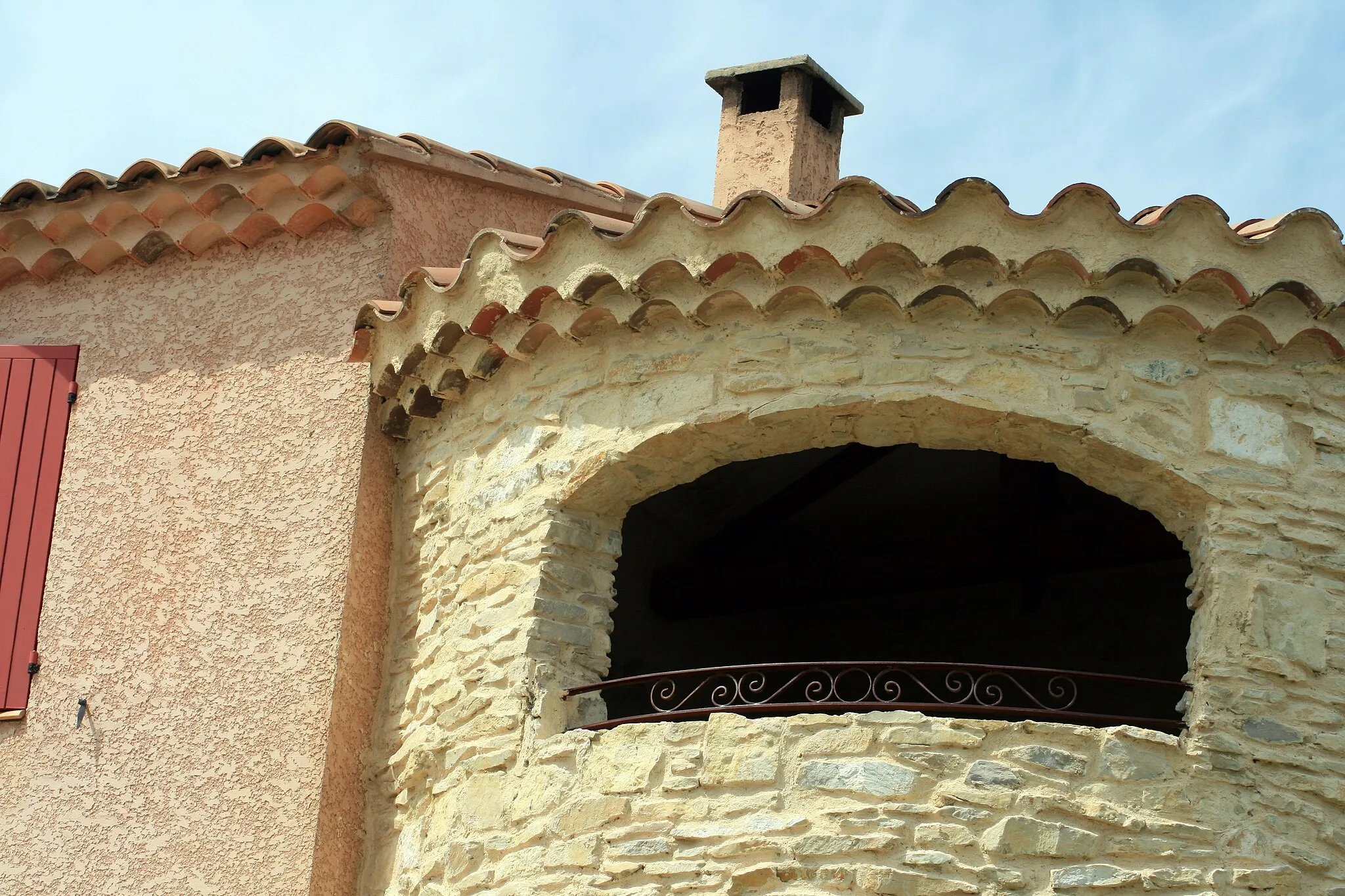 Photo showing: Toiture à génoise à Saint-Geniès-de-Comolas