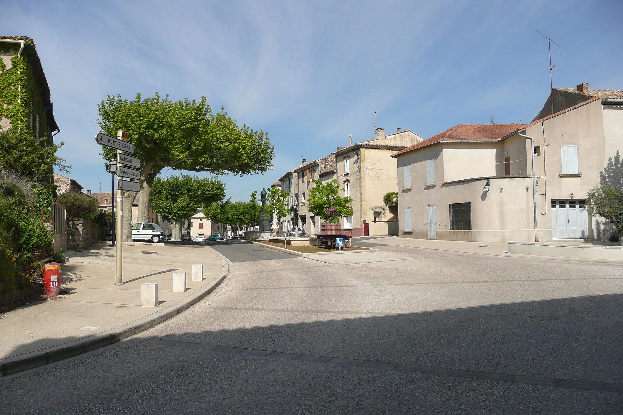 Photo showing: Place à Saint-Paulet-de-Caisson.