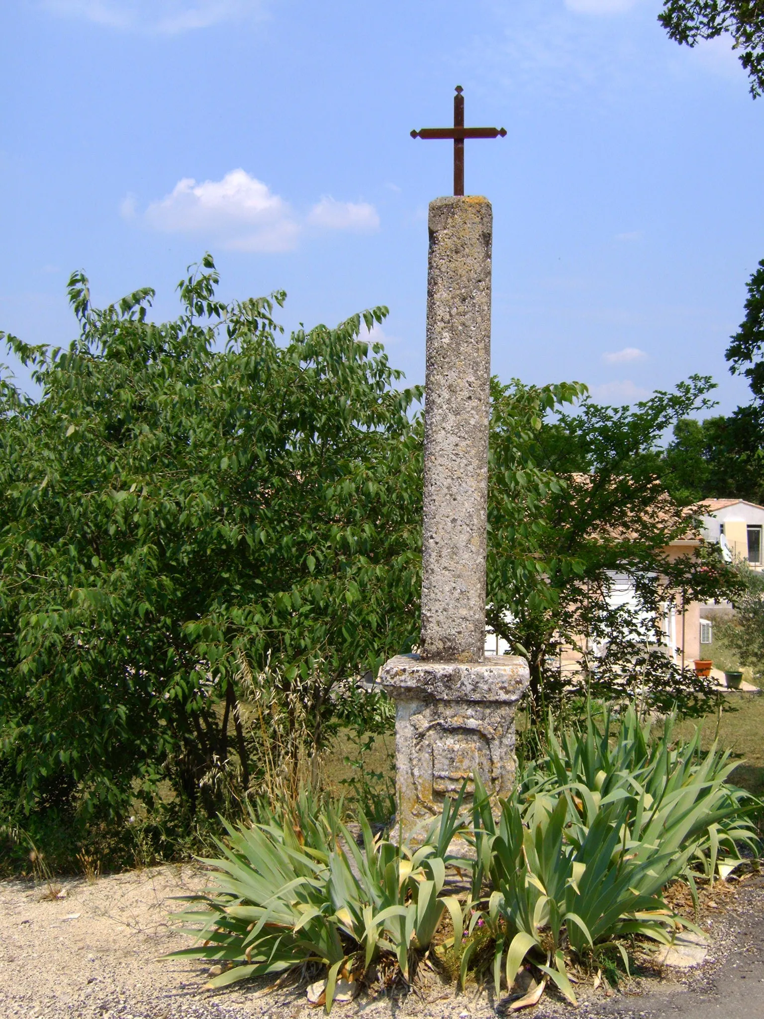Photo showing: Croix de chemin en pierre 1621