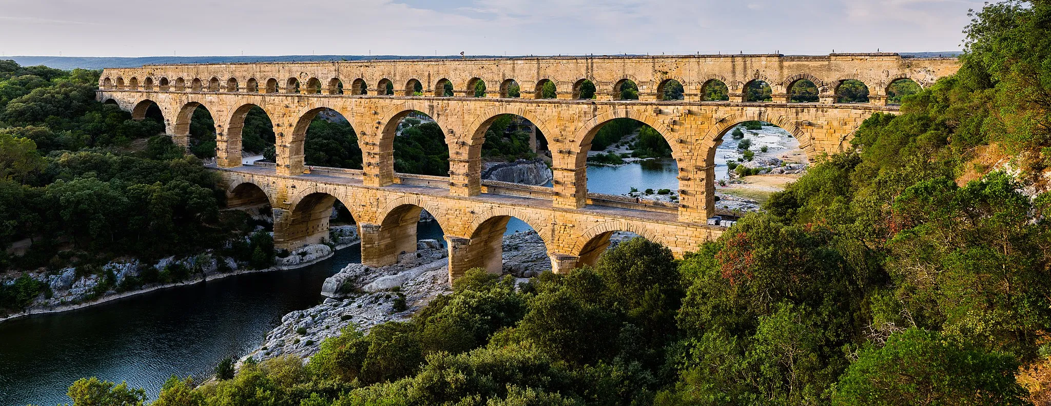 Photo showing: Pont du Gard, in Vers-Pont-du-Gard, Gard department, South France. The Pont du Gard is the most famous part of the roman aqueduct which carried water from Uzès to Nîmes until roughly the 9th century when maintenance was abandoned. The monument is 49m high and now 275m long (it was 360m when intact) at its top. It's the highest roman aqueduct, but also one of the best preserved (with the aqueduct of Segovia). The Pont du Gard has been a UNESCO world heritage site since 1985.