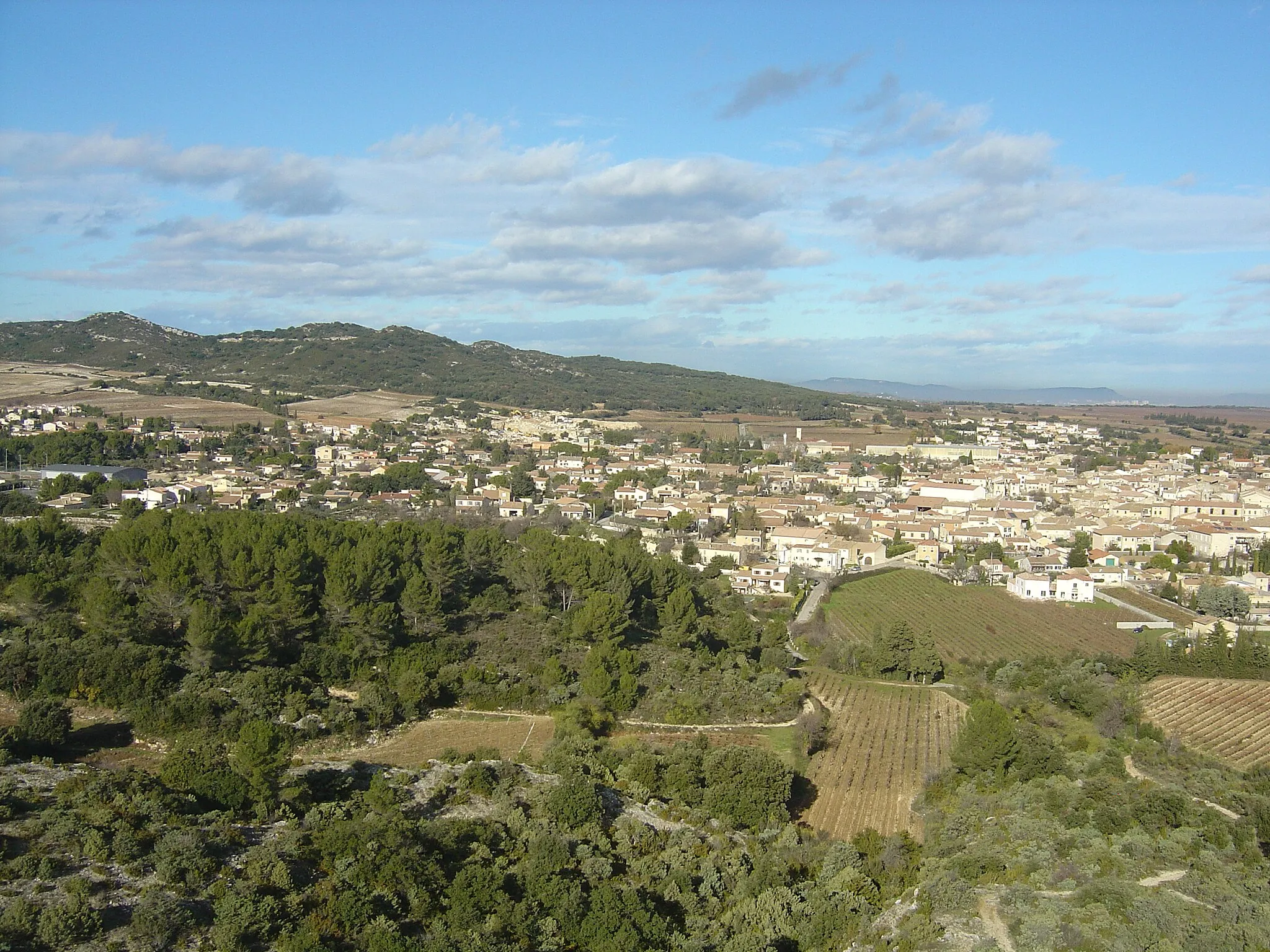 Photo showing: Vue générale de Tavel dans le Gard (30) depuis le château d'eau de l'aire d'autoroute