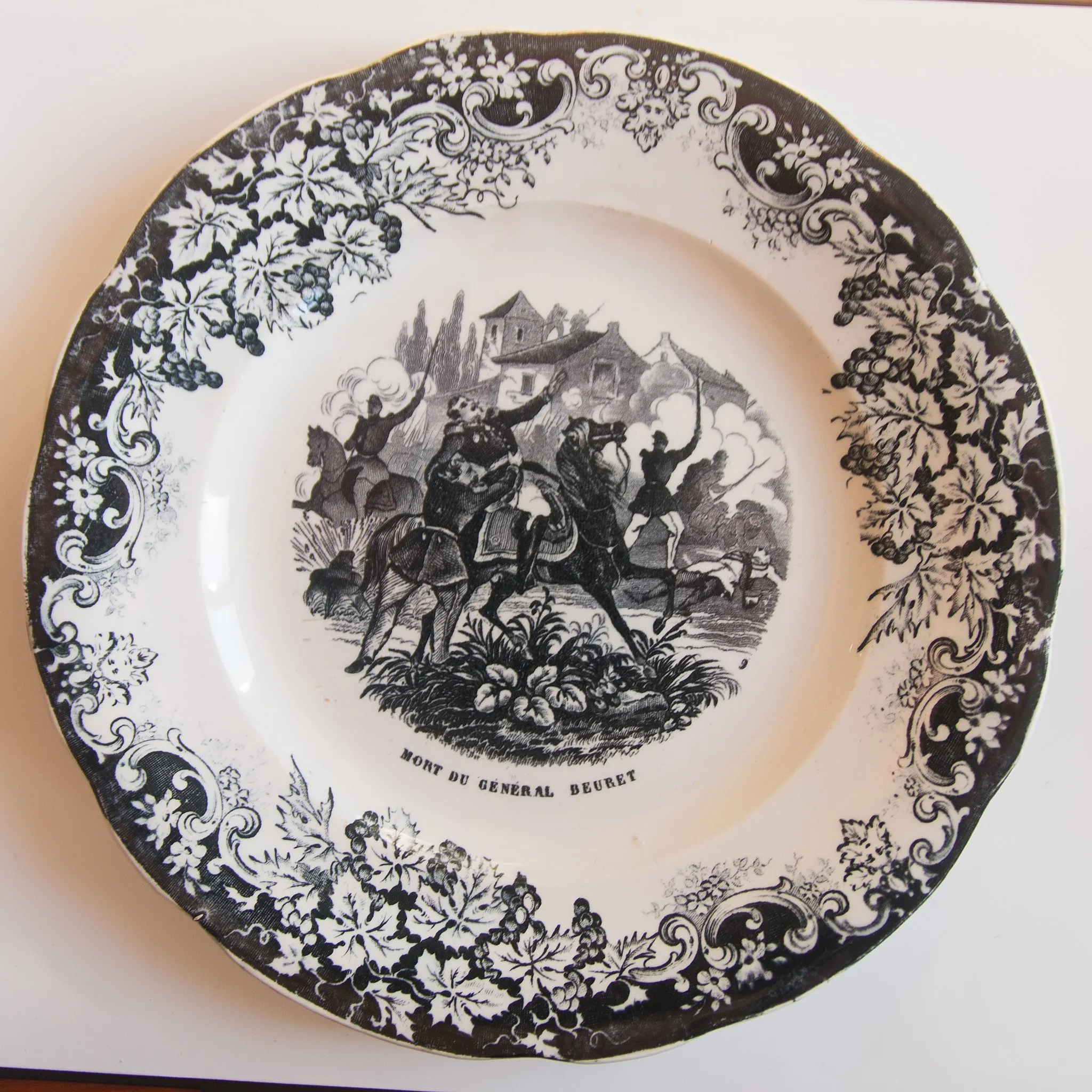 Photo showing: Commemorative plate to the glory of the General Beuret, died on May 20, 1859, during the decisive charge against the Austrians at the Battle of Montebello. Trademark on the back: Porcelaine opaque, Fabrique E.D., Médailles 1834, 1839, 1855, Arboras .