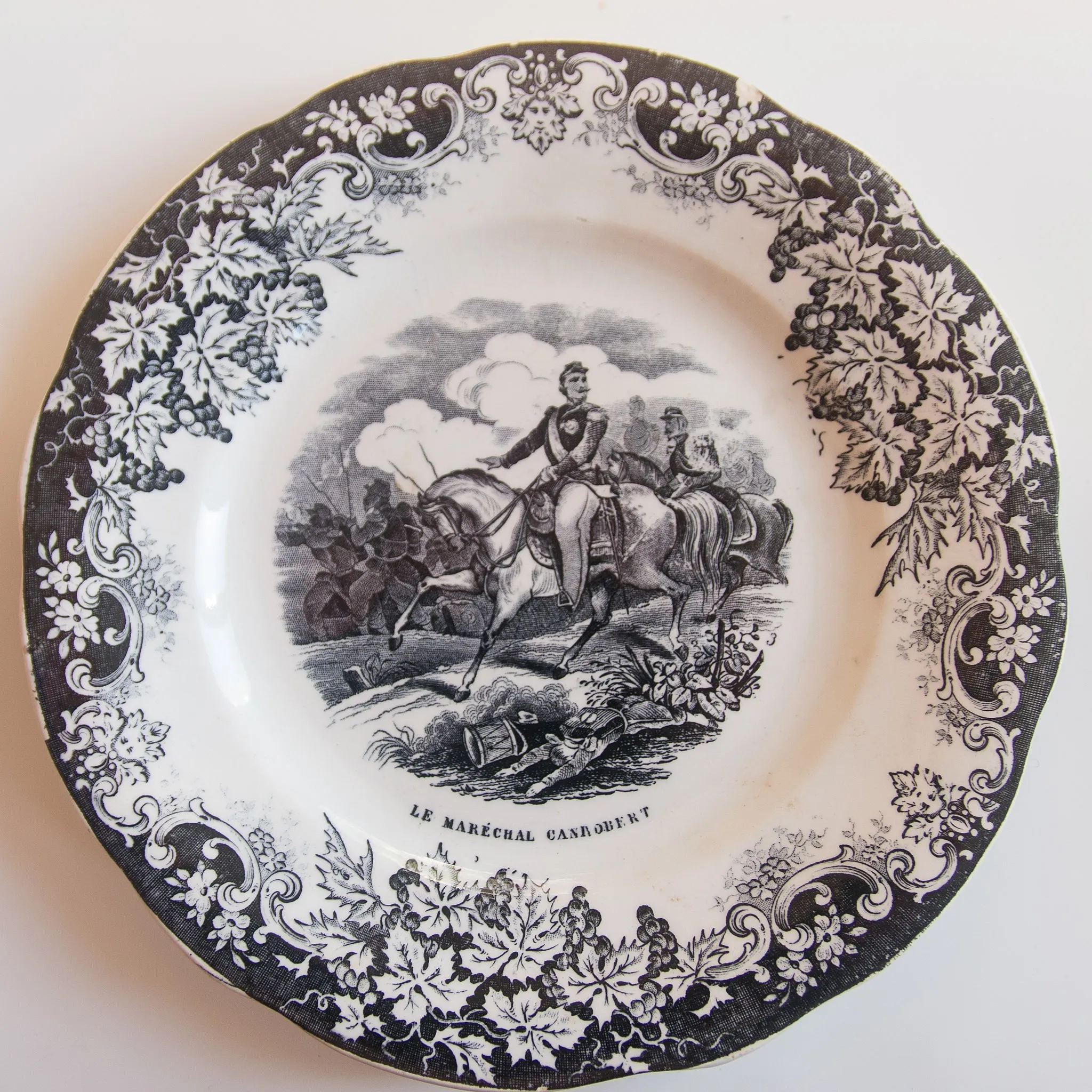 Photo showing: Commemorative plate to the glory of General de Canrobert, Marshal of France, represented at the head of his Zouaves regiment during their decisive action at the Battle of Alma. Trademark on the back: Porcelaine opaque, Fabrique E.D., Médailles 1834, 1839, 1855, Arboras .