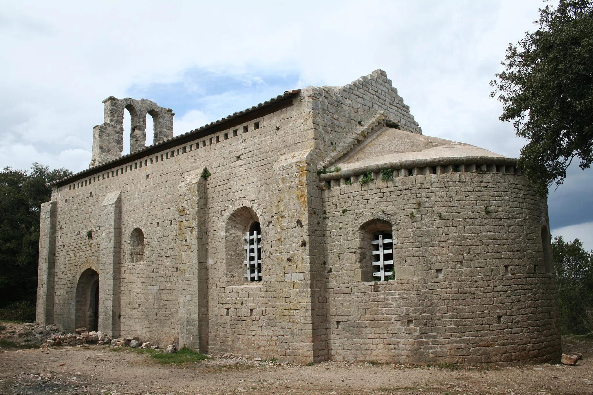 Photo showing: Aumelas (Hérault) - façade sud de la chapelle romane Saint-Martin de Cardonnet.
