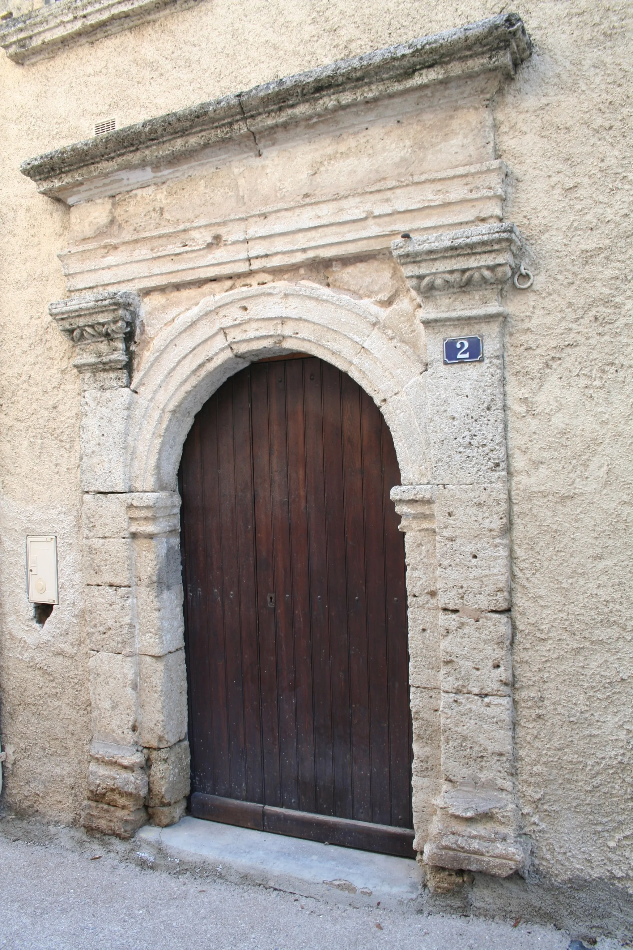 Photo showing: Aumes (Hérault, France) - Porte du presbytère (XVIIe siècle).