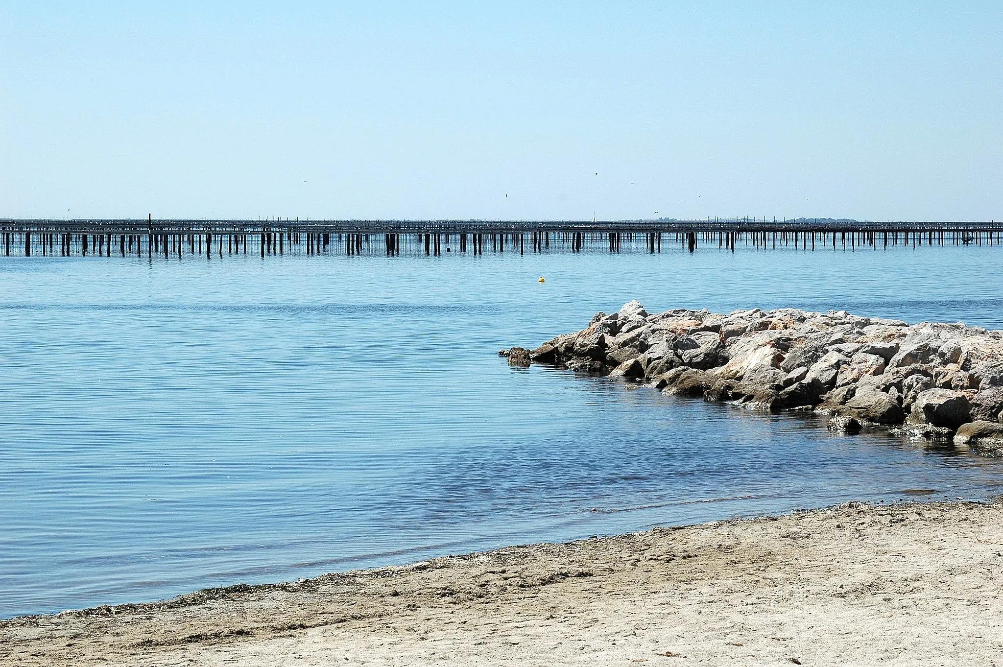 Photo showing: Bouzigues, parcs à moules dans l'Étang de Thau.