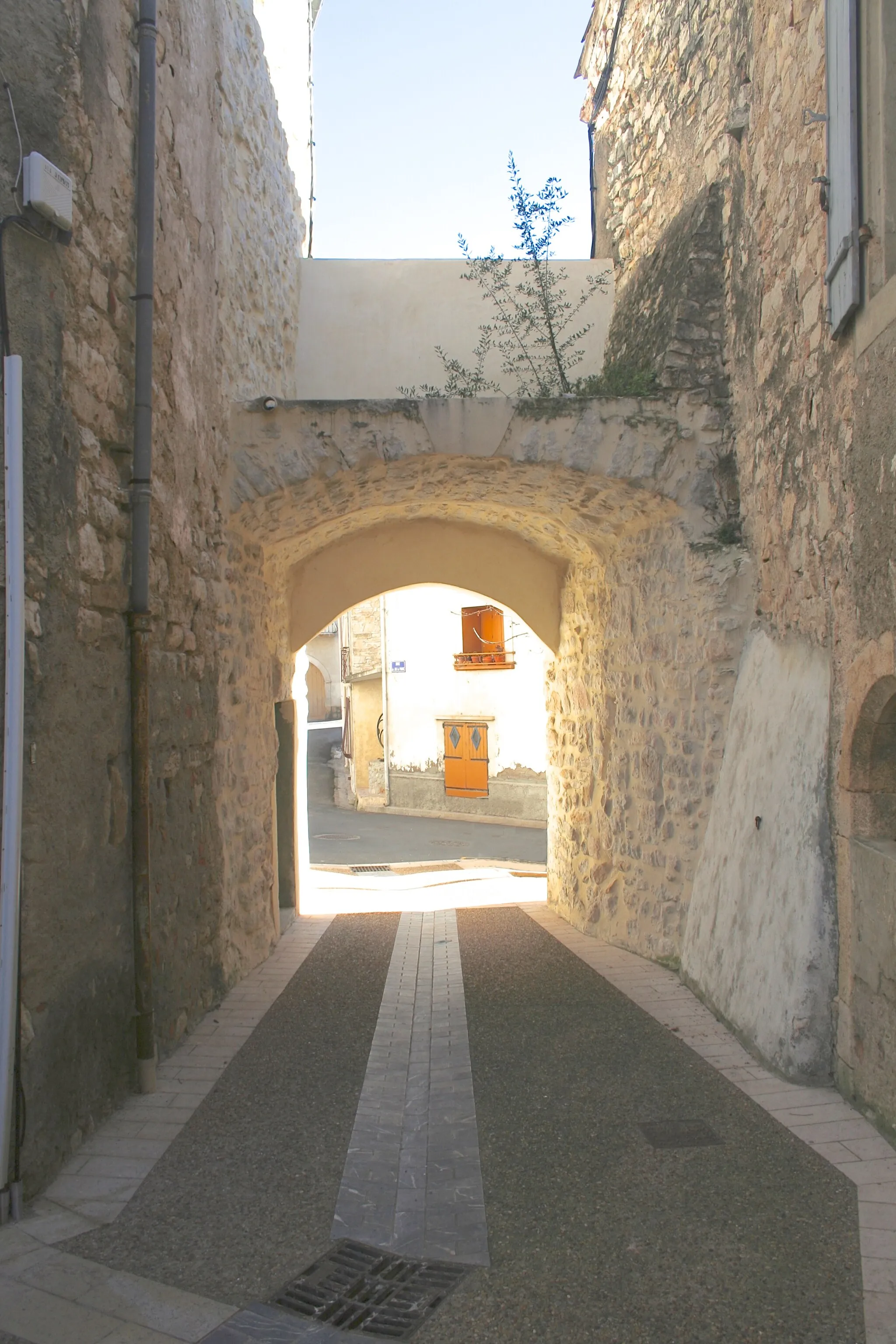 Photo showing: Causses-et-Veyran (Hérault) - porte de la Pompe Neuve, vue de l'intérieur.