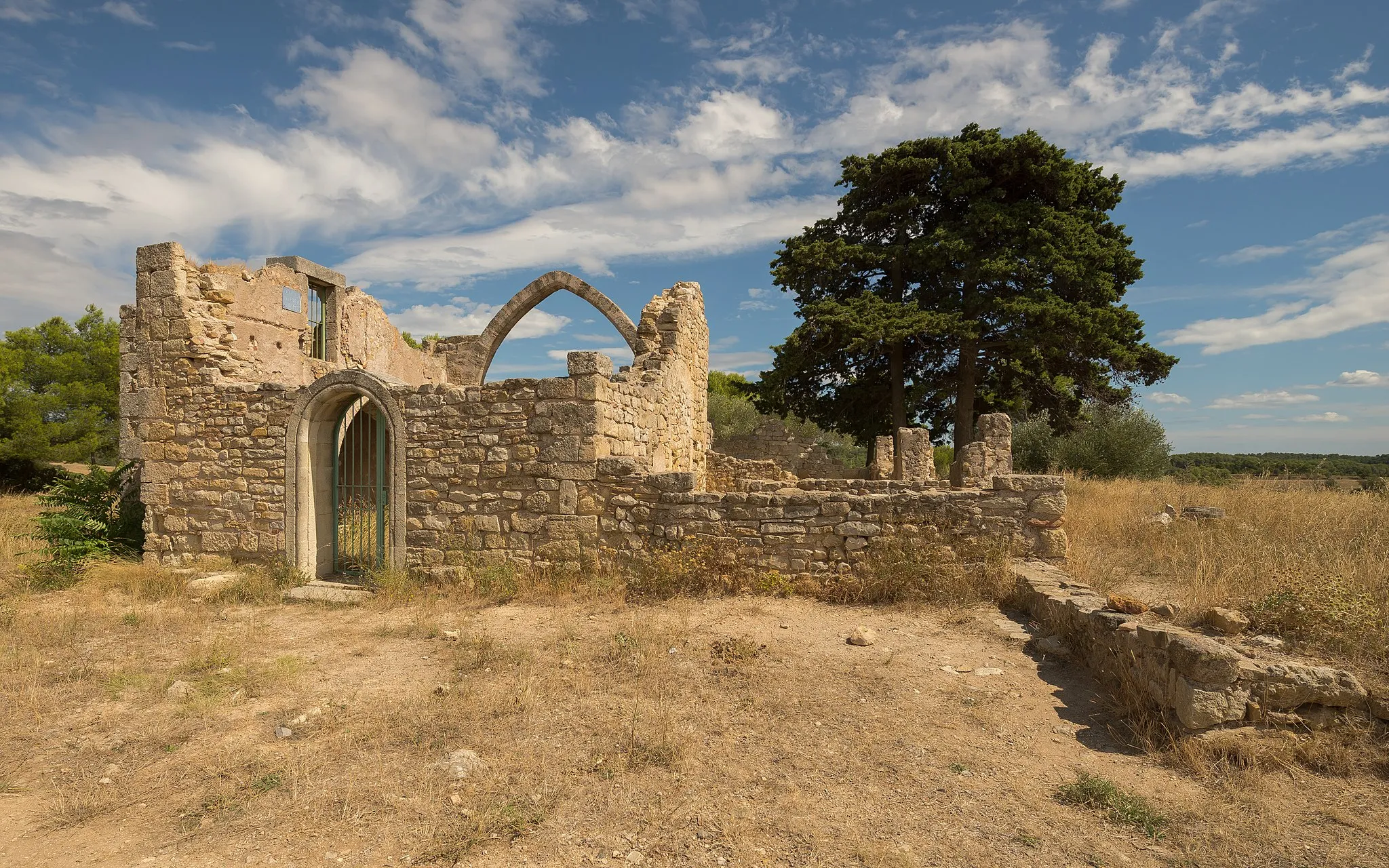 Photo showing: Ruins of the Hermitage Saint-Antoine (XVIth ou XVIIth century) formely used by hermits to make their retreats. View from West. Castelnau-de-Guers, Hérault, France.