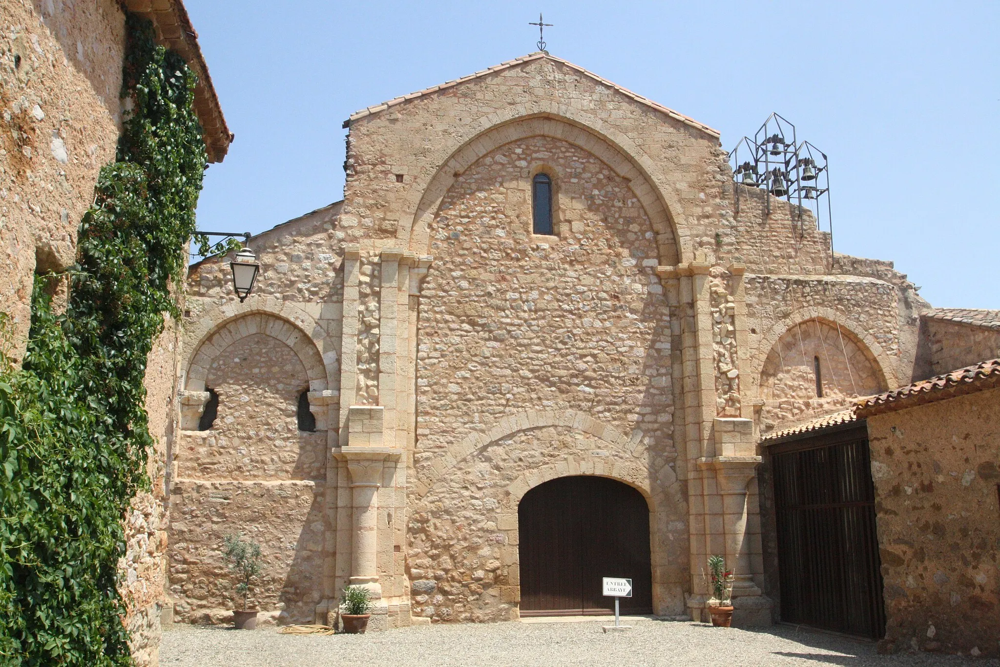 Photo showing: Cazedarnes (Hérault) - Abbaye Sainte-Marie - entrée.