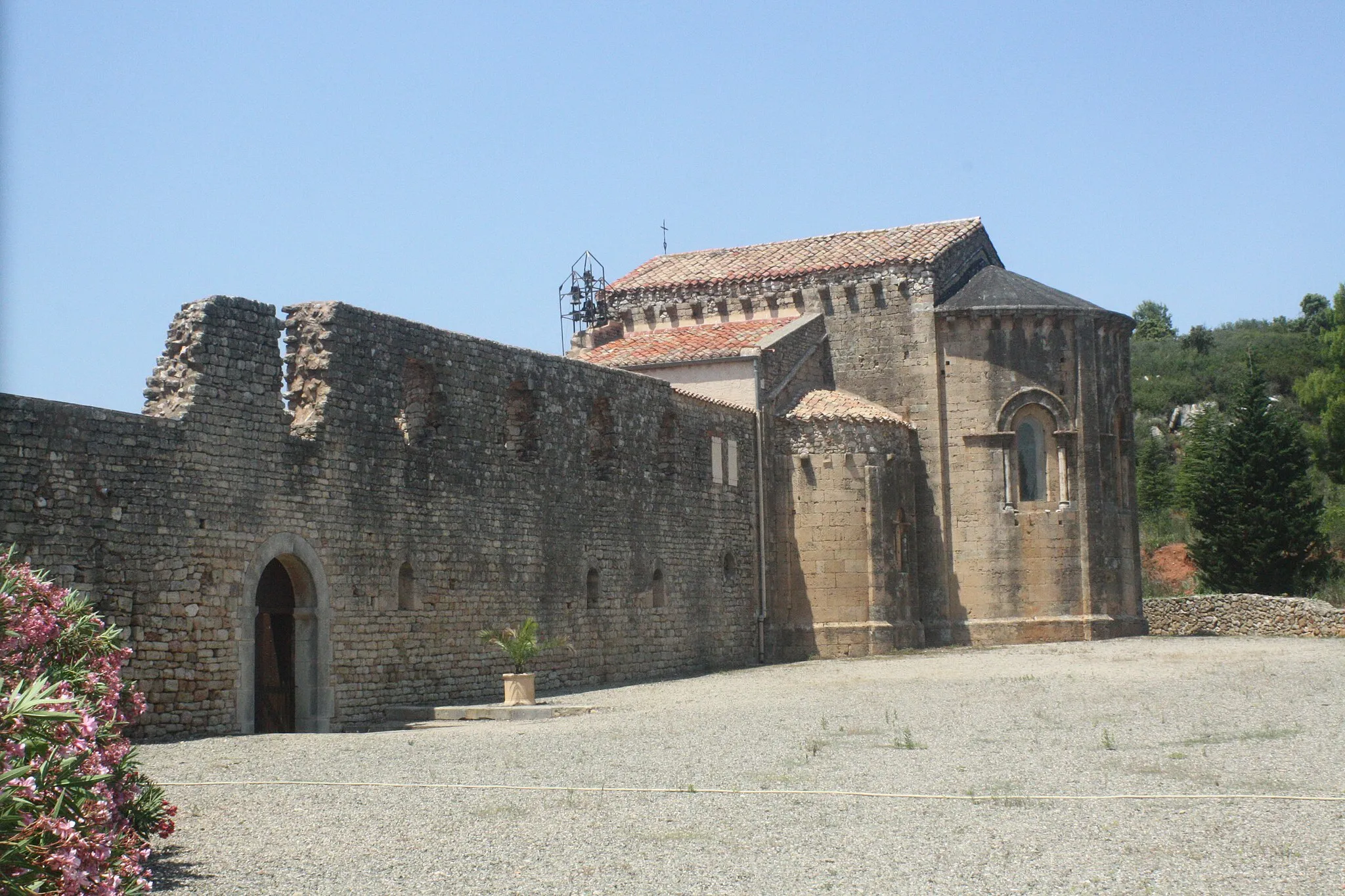 Photo showing: Cazedarnes (Hérault) - chevet de l'église abbatiale.