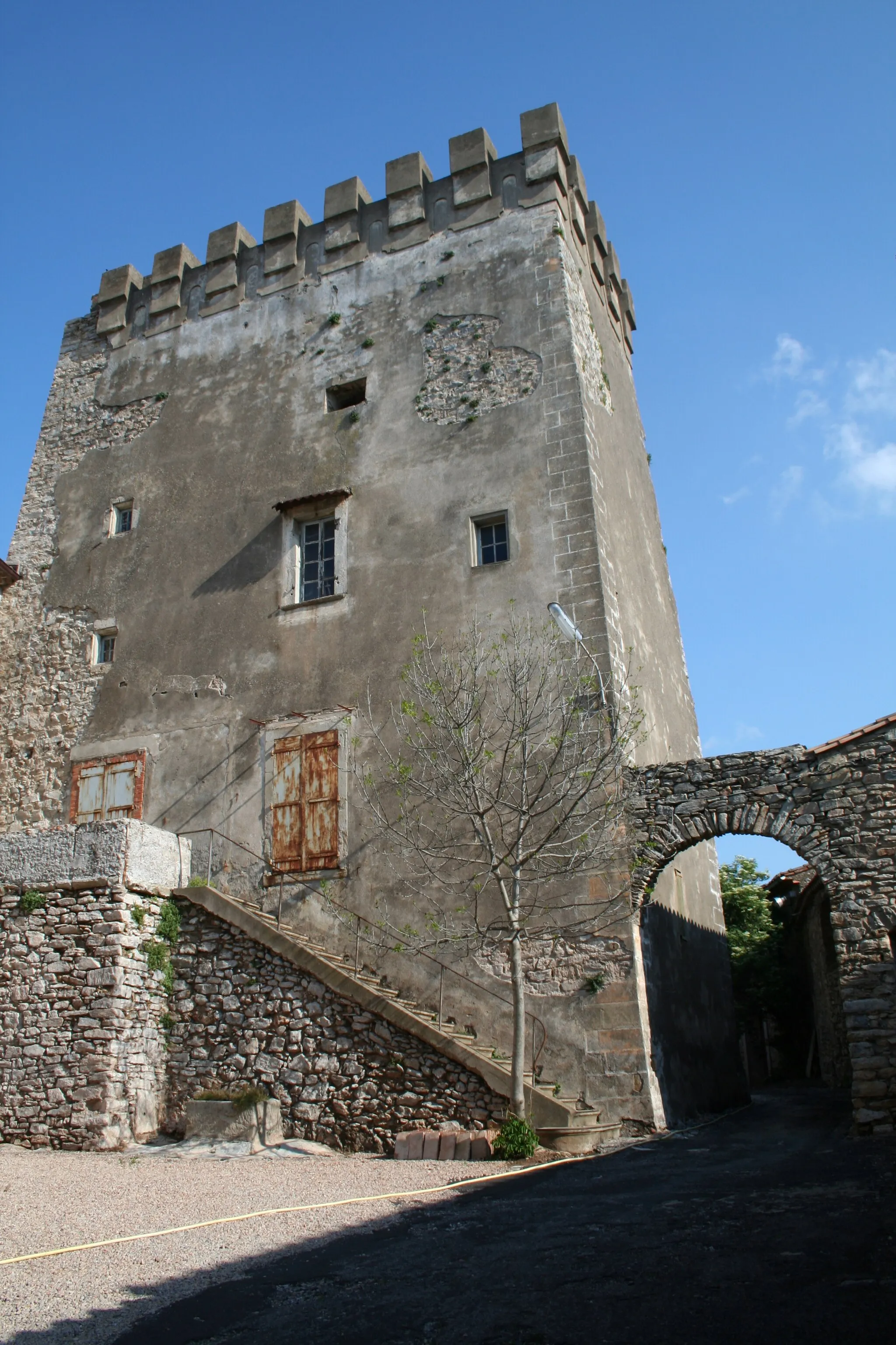 Photo showing: Caussiniojouls (Hérault) - donjon du château.