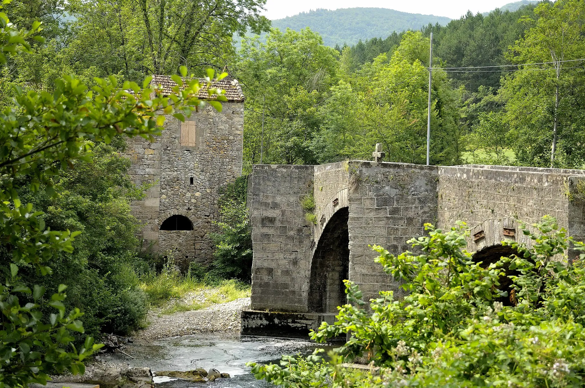 Photo showing: le pont du XVIe siècle sur l'Orb à Ceilhes (Hérault)