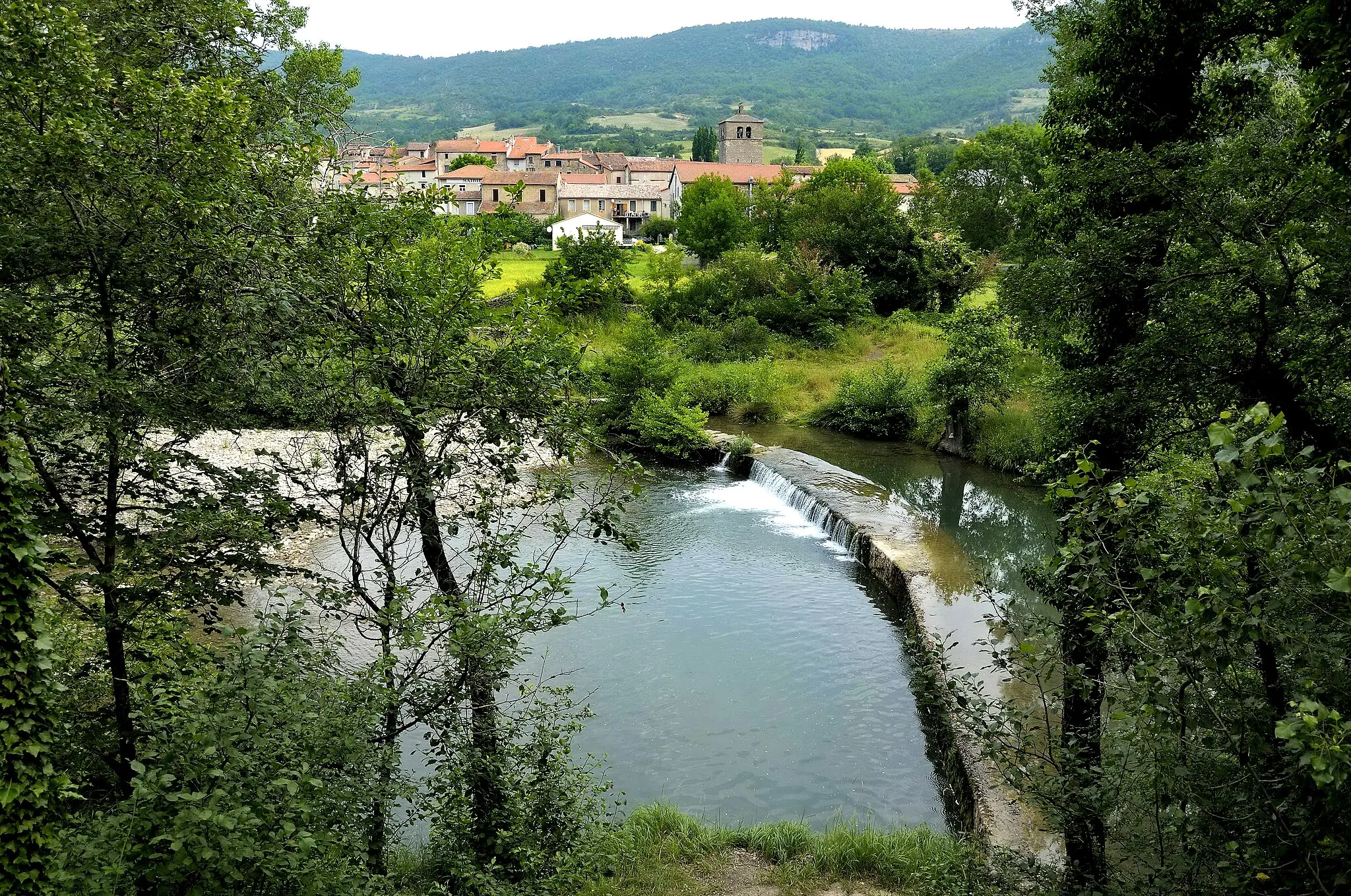 Photo showing: Vue sur le village depuis la rivière Orb à Ceilhes (Hérault)