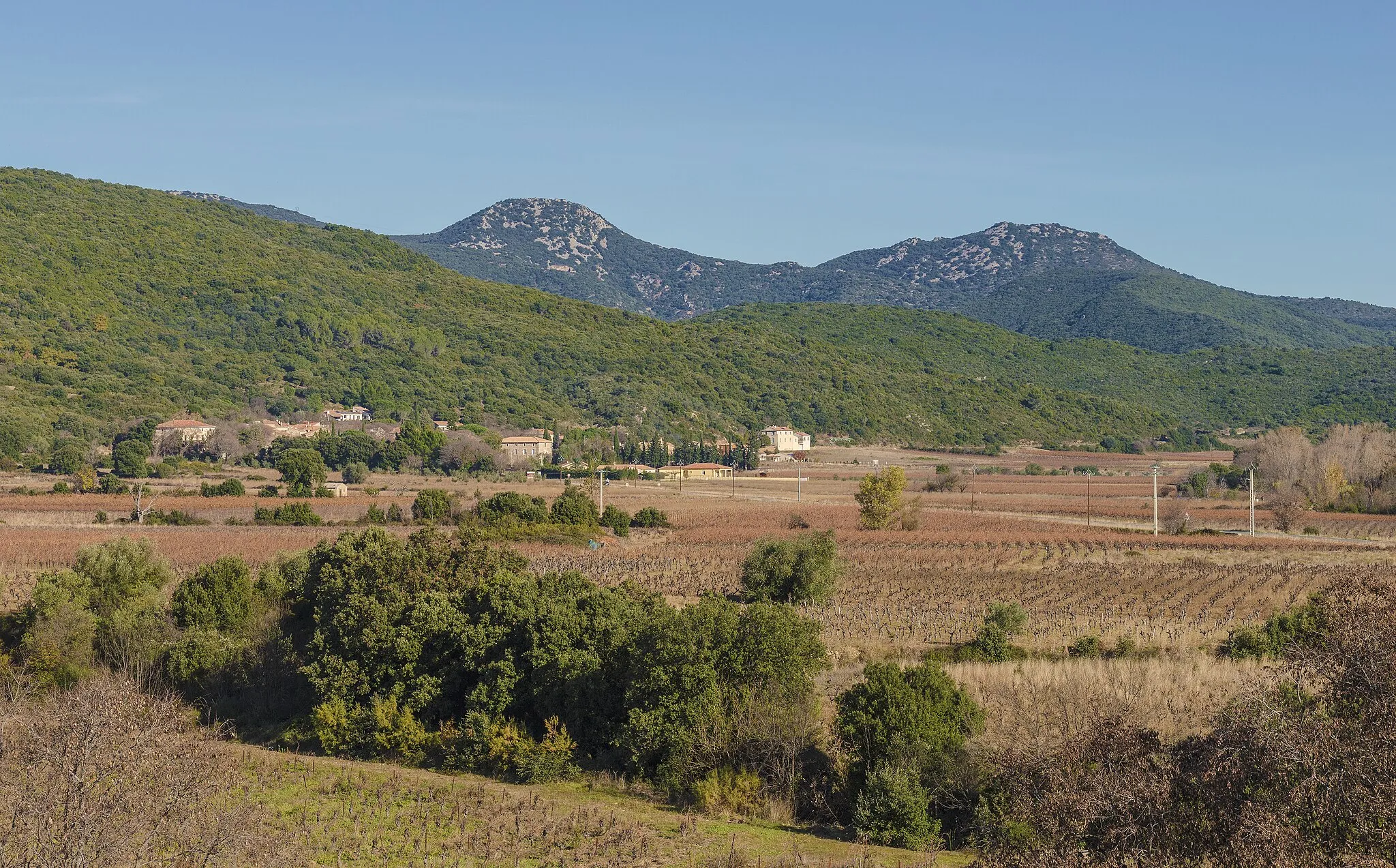 Photo showing: General view of the hamlet of Lugné from the Southwest. Cessenon-sur-Orb, Hérault, France.