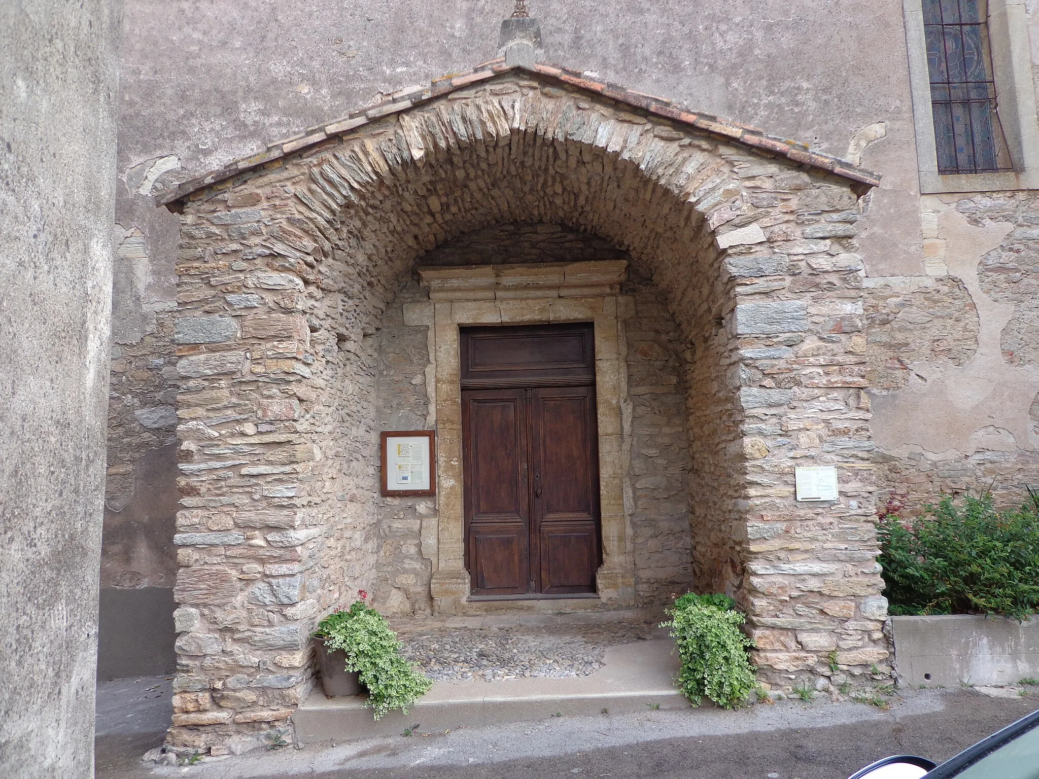 Photo showing: Faugères (Hérault)- église Saint-Christophe - portail sud.