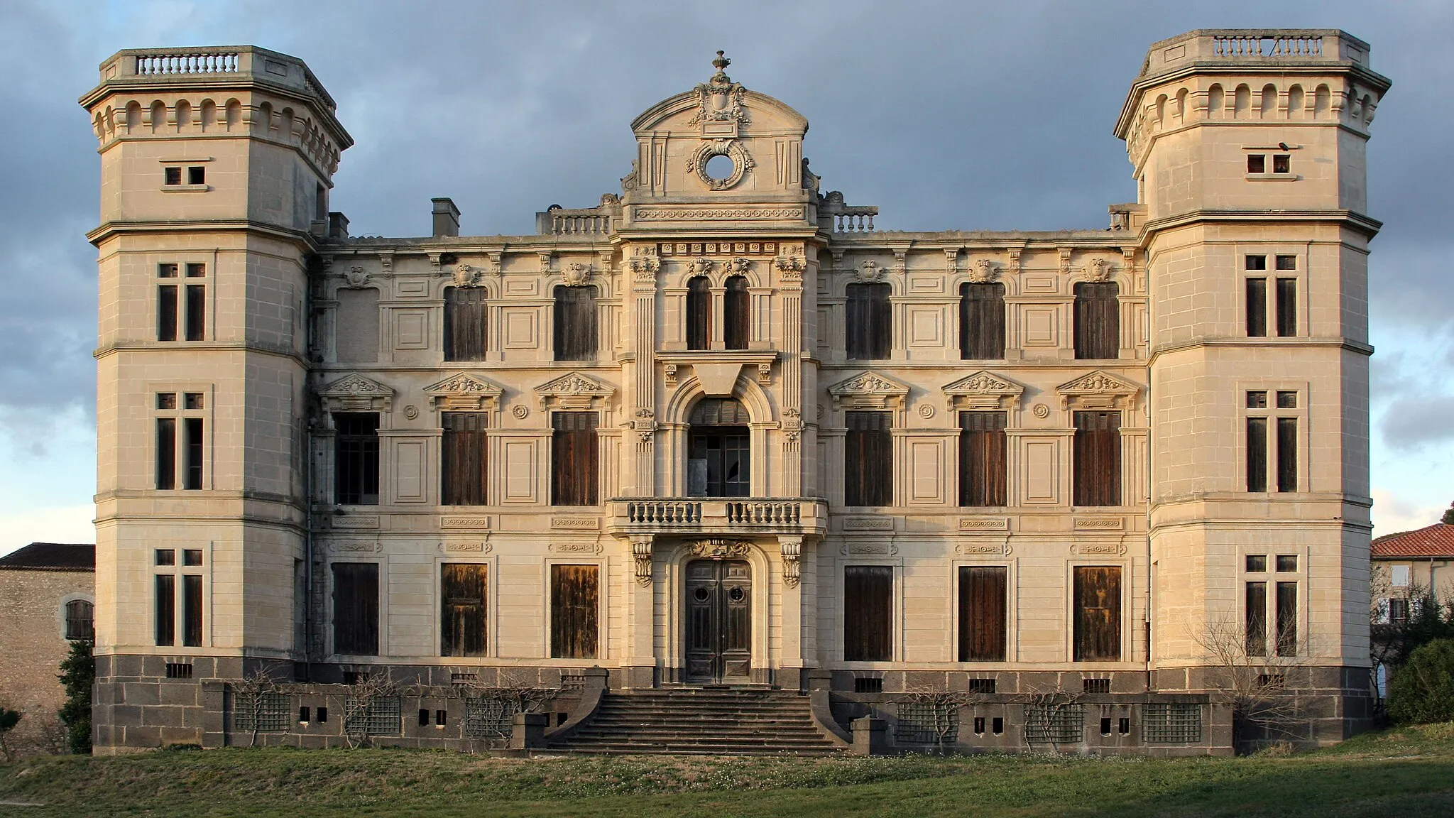 Photo showing: Cruzy: South facade of the Sériège Castle, built in the 19th century by the Andoque de Sériège family.