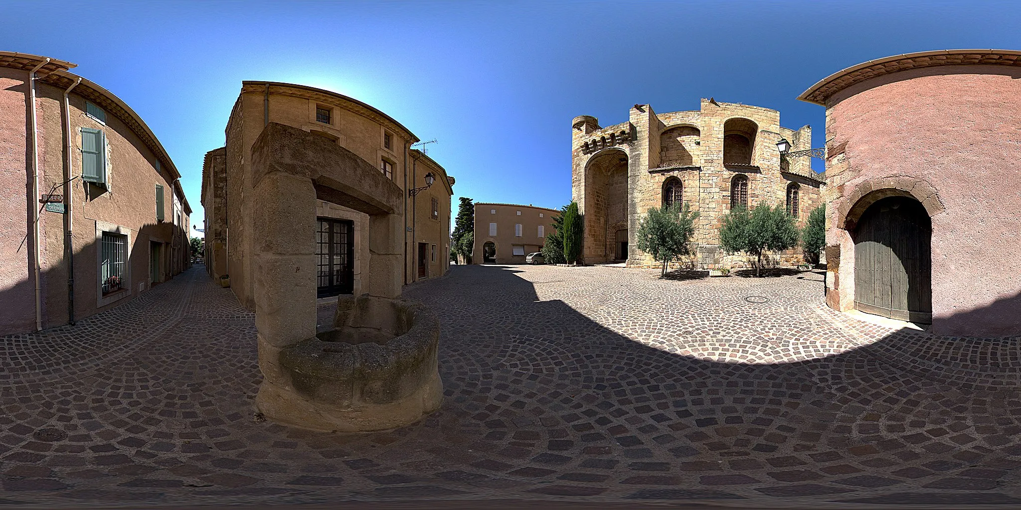 Photo showing: Panorama sphérique 360° de la Place de l'Eglise à Cruzy, avec vue de la façade de l’église Sainte-Eulalie.