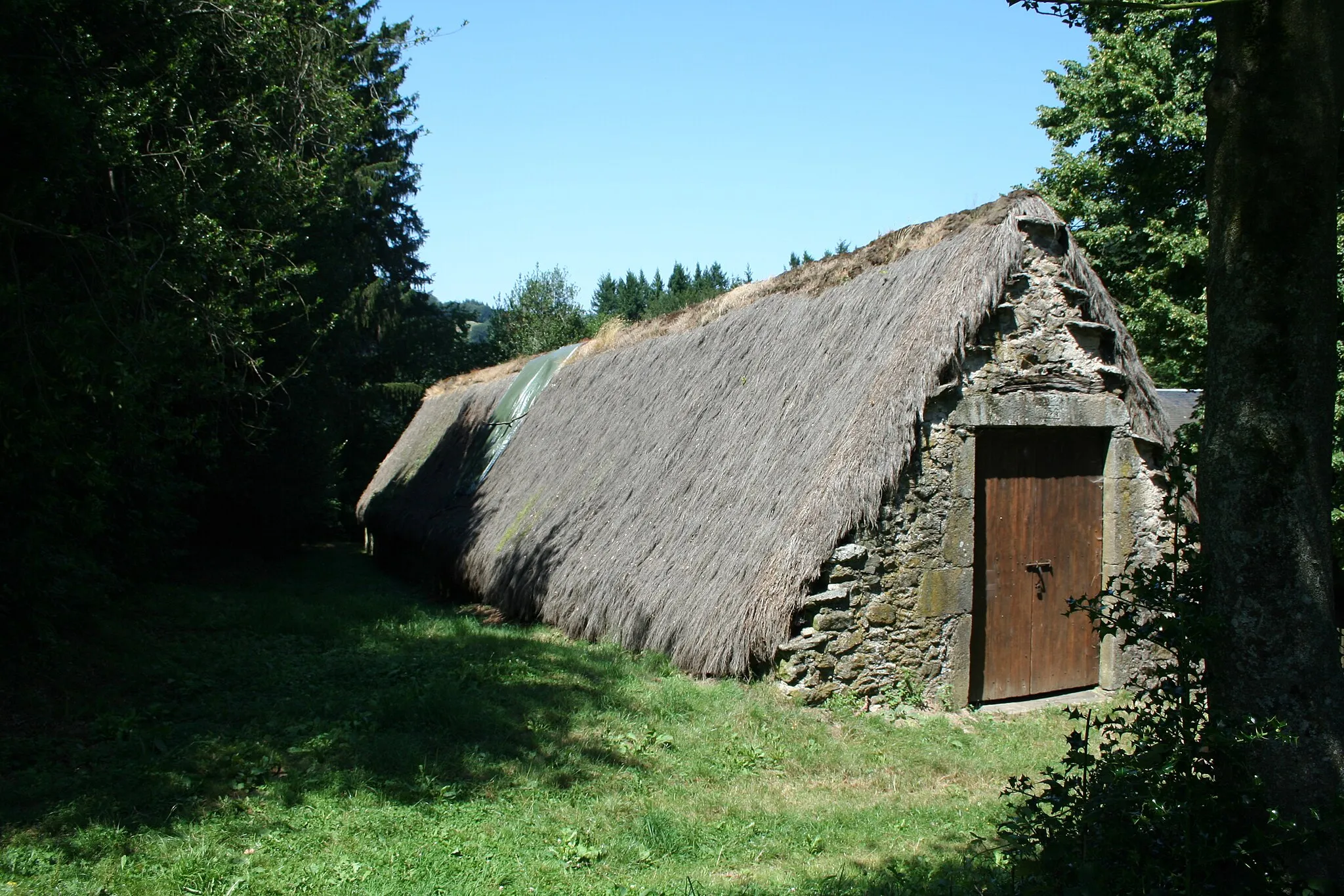 Photo showing: Fraisse-sur-Agout (Hérault) - Ferme de Prat Alaric avec son toit couvert de chaume de genêts (Cytisus scoparius).