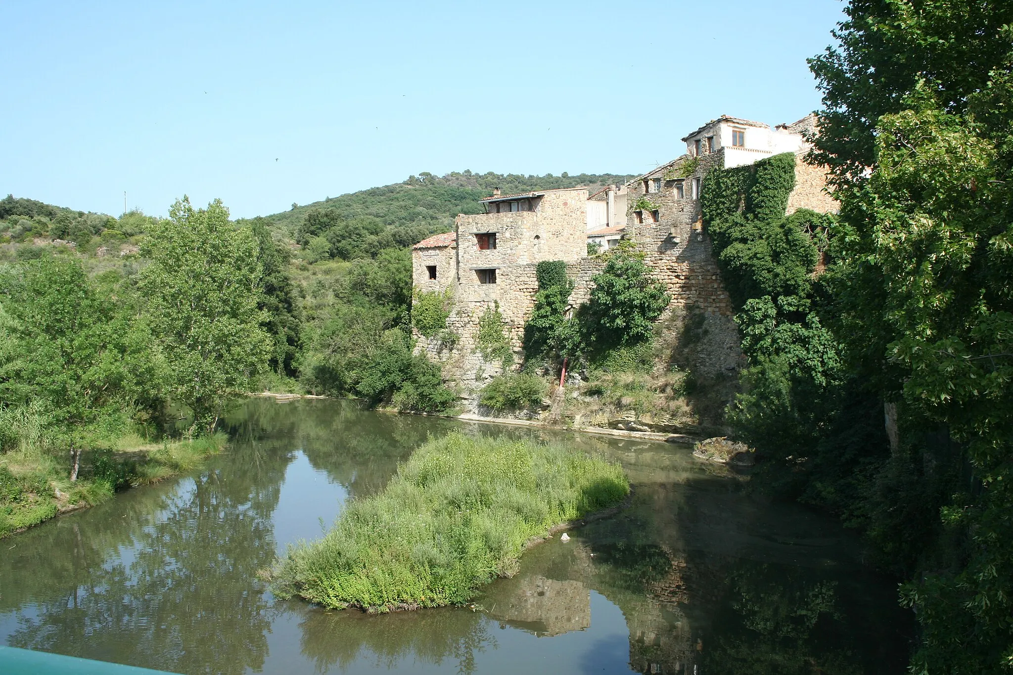 Photo showing: Gabian (Hérault) - la Thongue et remparts.