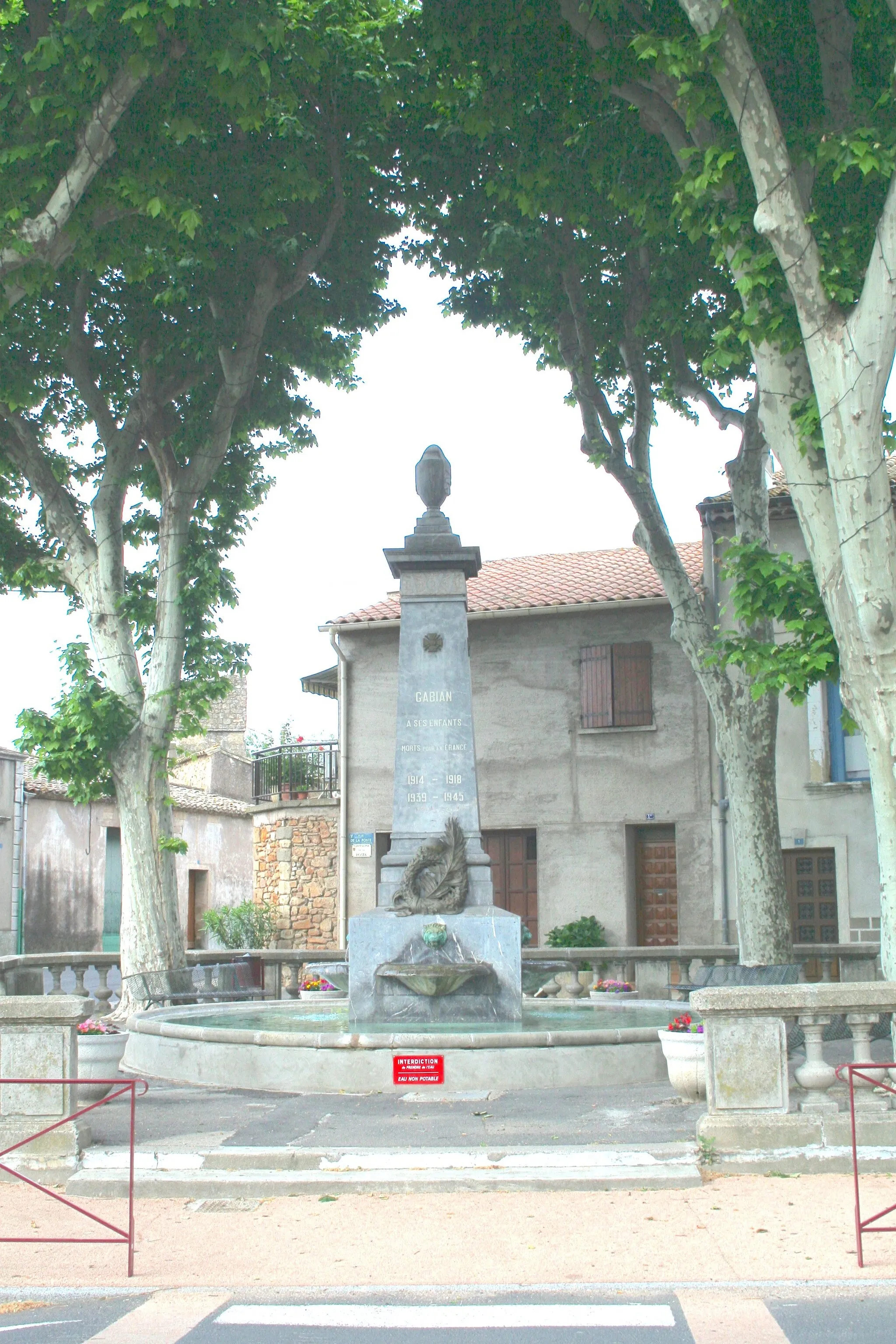 Photo showing: Gabian (Hérault) - monument aux morts (dressé au milieu d'un bassin).