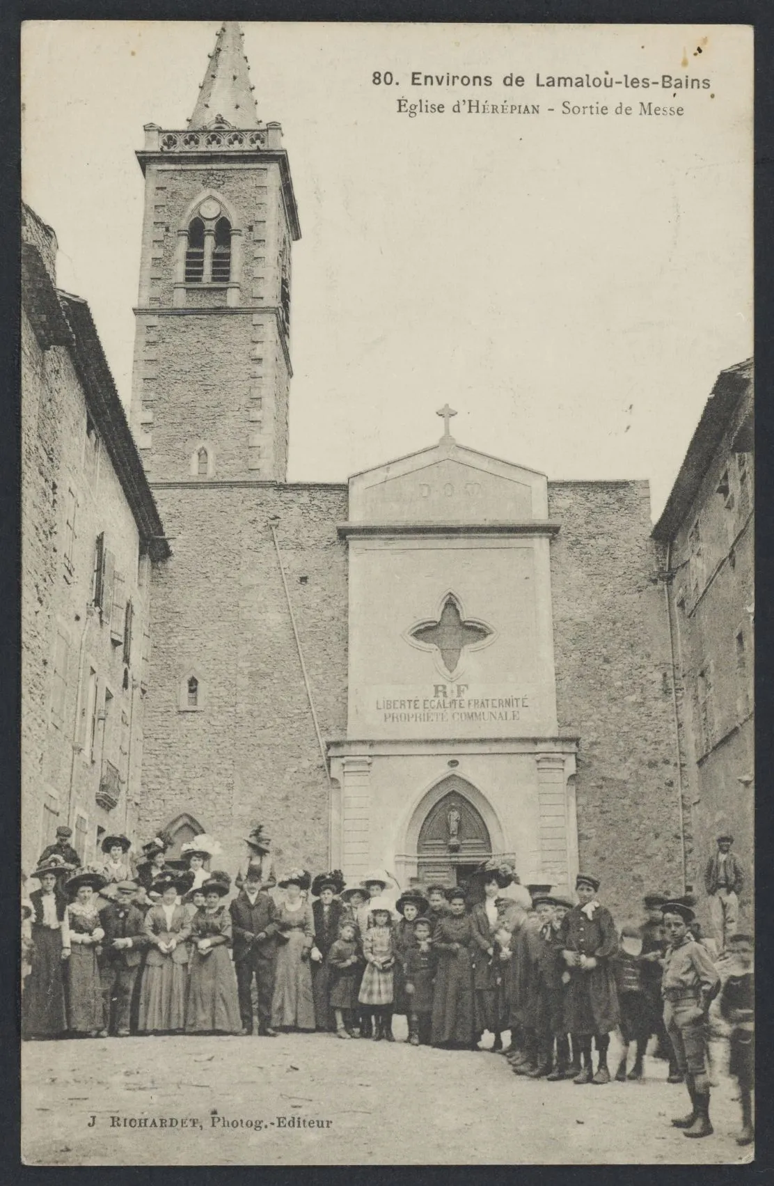 Photo showing: Hérépian (Hérault). - Église Saint-Martial, sortie de messe : carte postale.