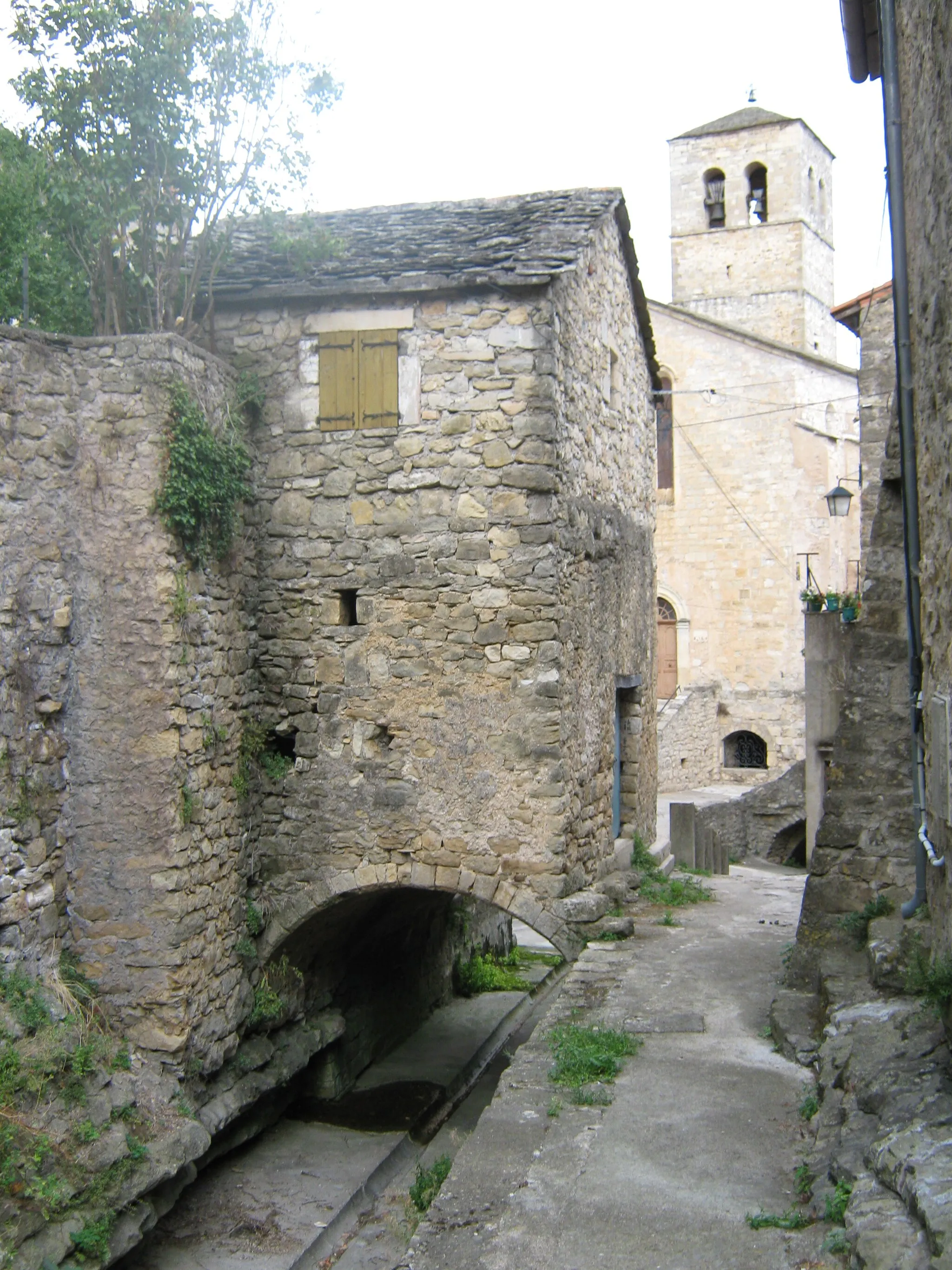 Photo showing: La Tour-sur-Orb (Hérault) - Boussagues - construction enjambant le ruisseau, dont subsiste la couverture de lauze autrefois très courante, derrière se trouve l'église notre dame de la piété
