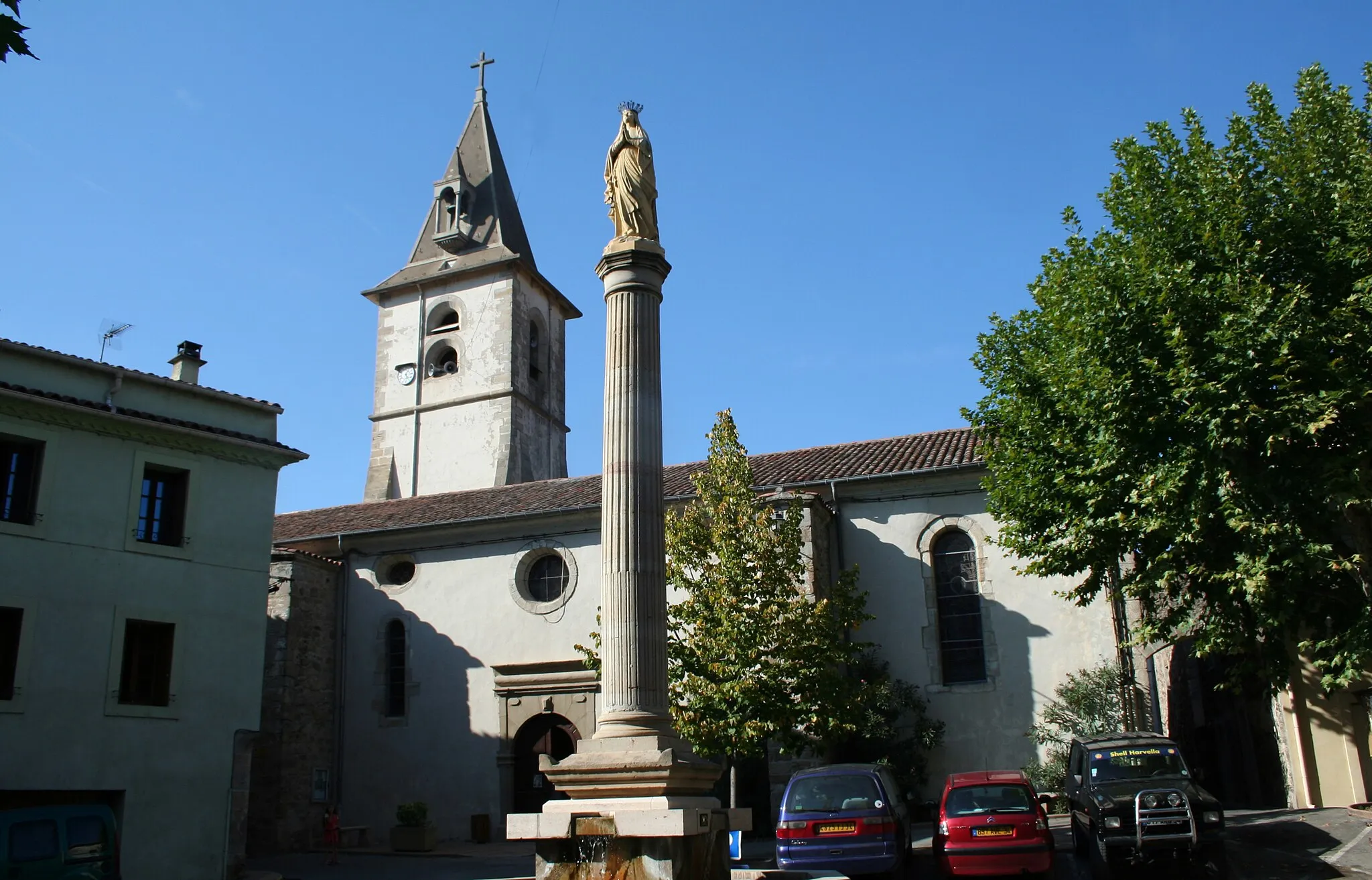 Photo showing: Le Poujol-sur-Orb (Hérault) - Église Saint-Jean-Baptiste et statue de la Vierge sur une colonne.