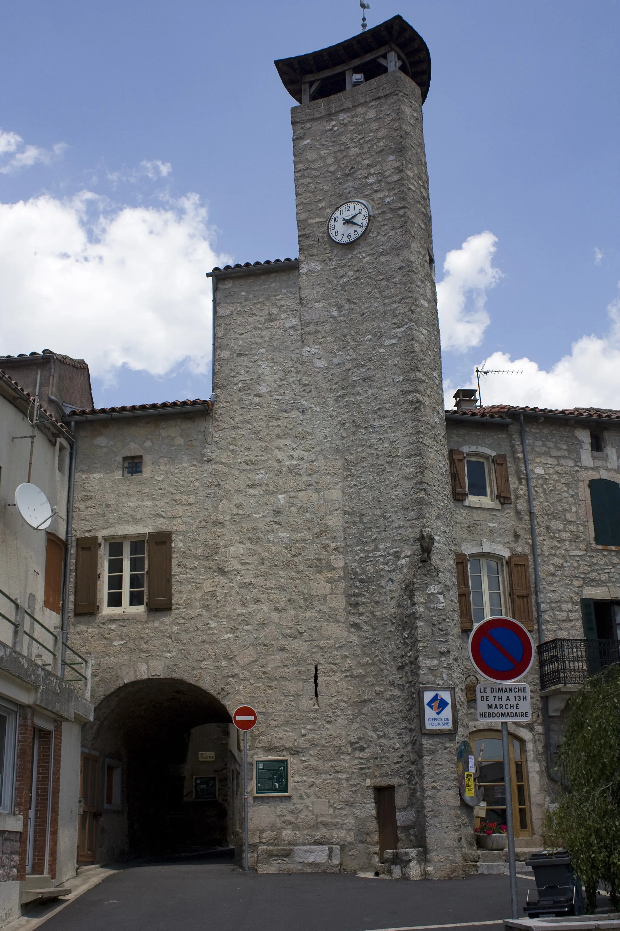 Photo showing: Old entrance of the town, said “Portal blanc”. The Tower, from the 14th or 15th century was a defensive work part of the old ramparts of the city. It is flanked by a bell tower rebuilt in 1730.
