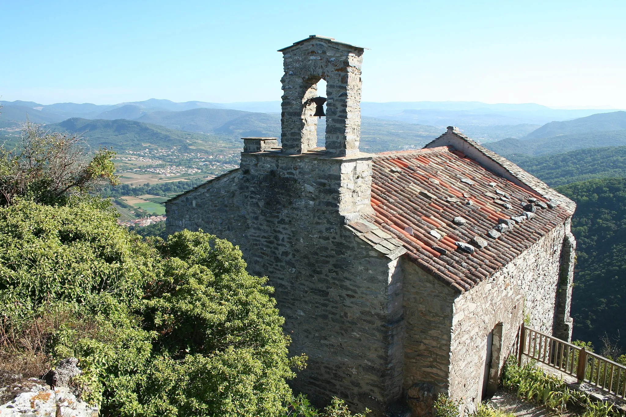 Photo showing: Les Aires (Hérault) - chapelle Saint-Michel du château de Mourcairol.