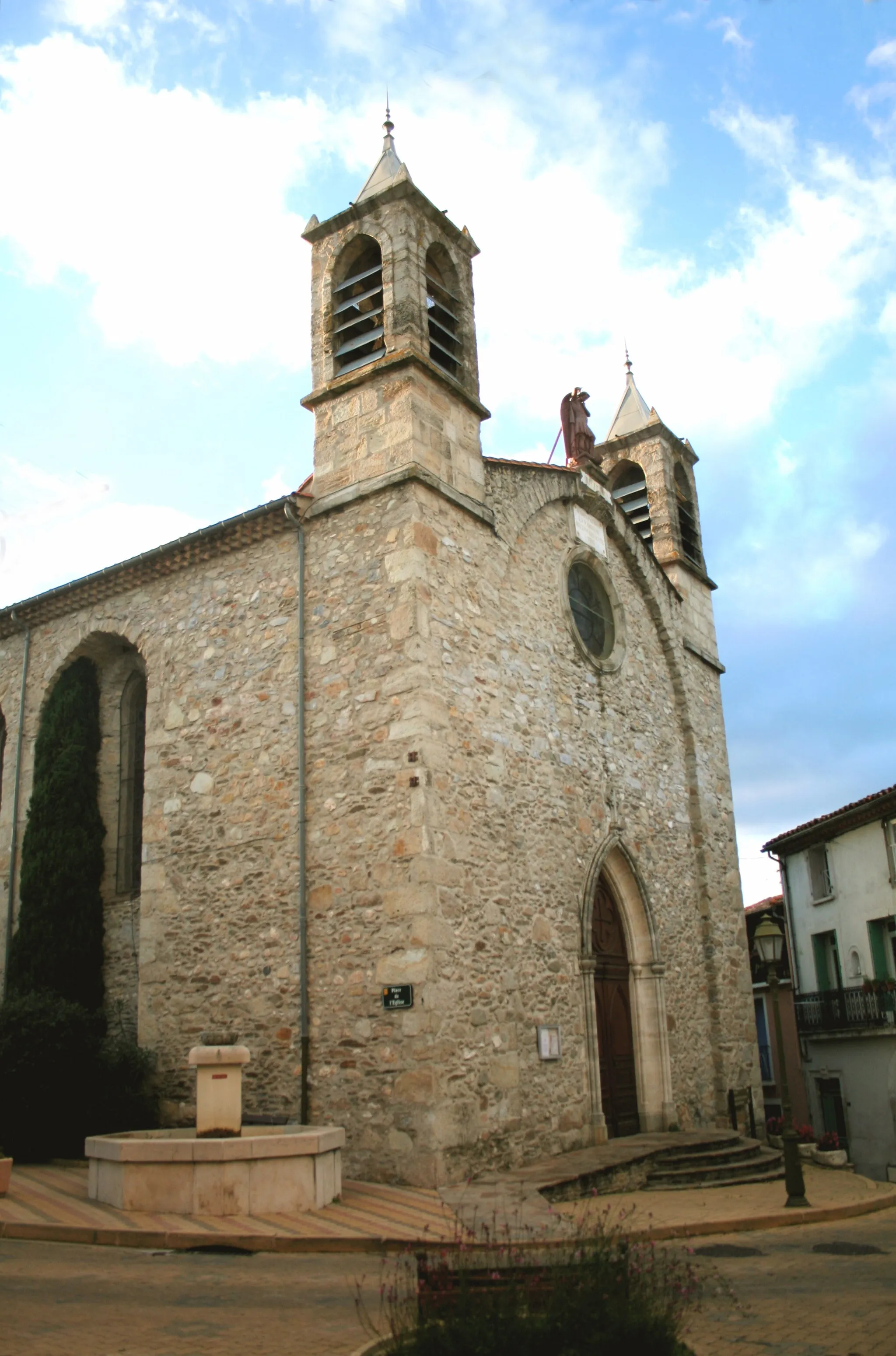 Photo showing: Les Aires (Hérault) - église Saint-Pierre-et-Saint-Paul (1680, agrandie en 1870).