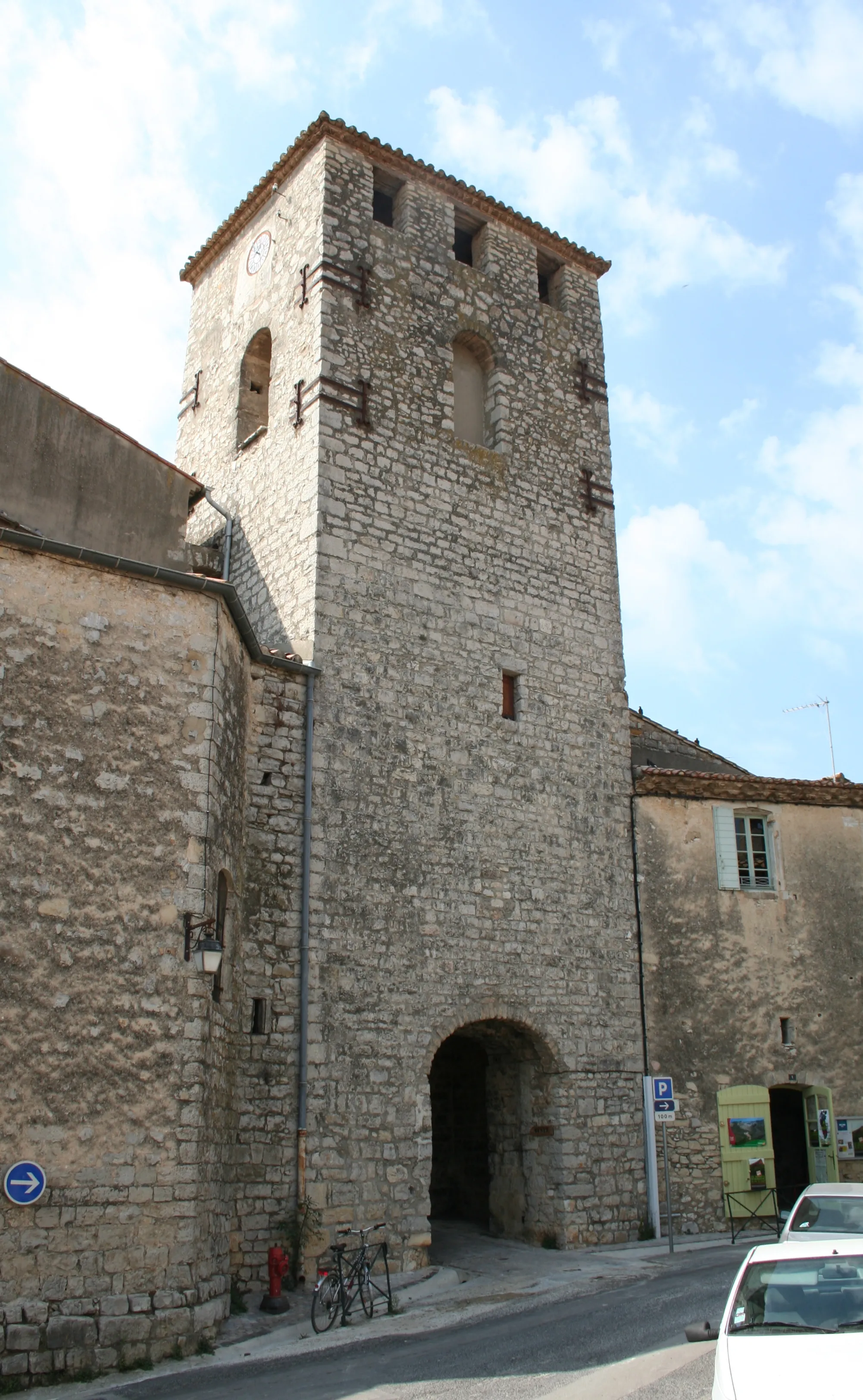 Photo showing: Les Matelles (Hérault) - Tour - clocher de l'église Notre-Dame-de-l'Assomption - porche.