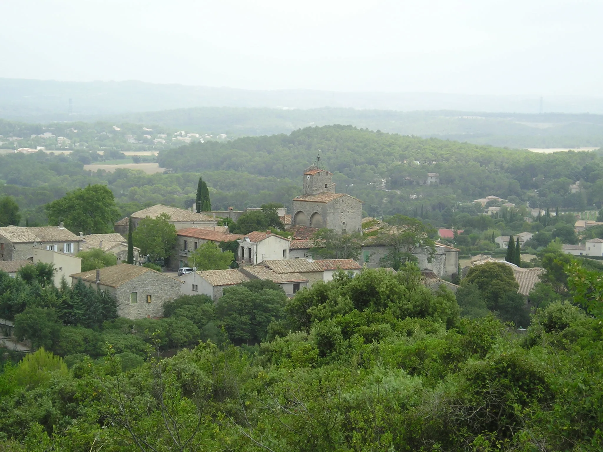 Photo showing: In Hérault, France, the old village of Saint-Jean-de-Cuculles and its church viewed from North-North-West (300 meters). In the background, aligned with the church, the boised hill of "le Bosquet" (125 meters altitude at 1.5 kilometer from photographer localted at 150-155 meters) ; and on the left, the village of Le Triadou.