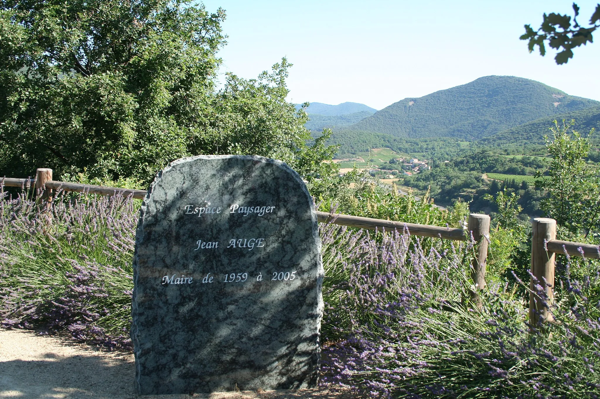 Photo showing: Le Pradal (Hérault) - espace paysager.