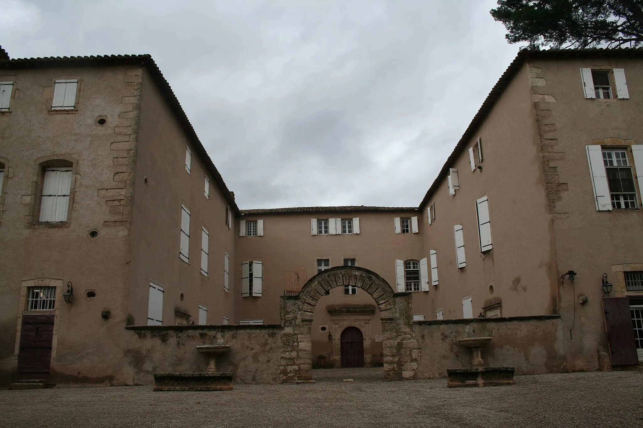 Photo showing: Lézignan-la-Cèbe (Hérault) - façade du château.
