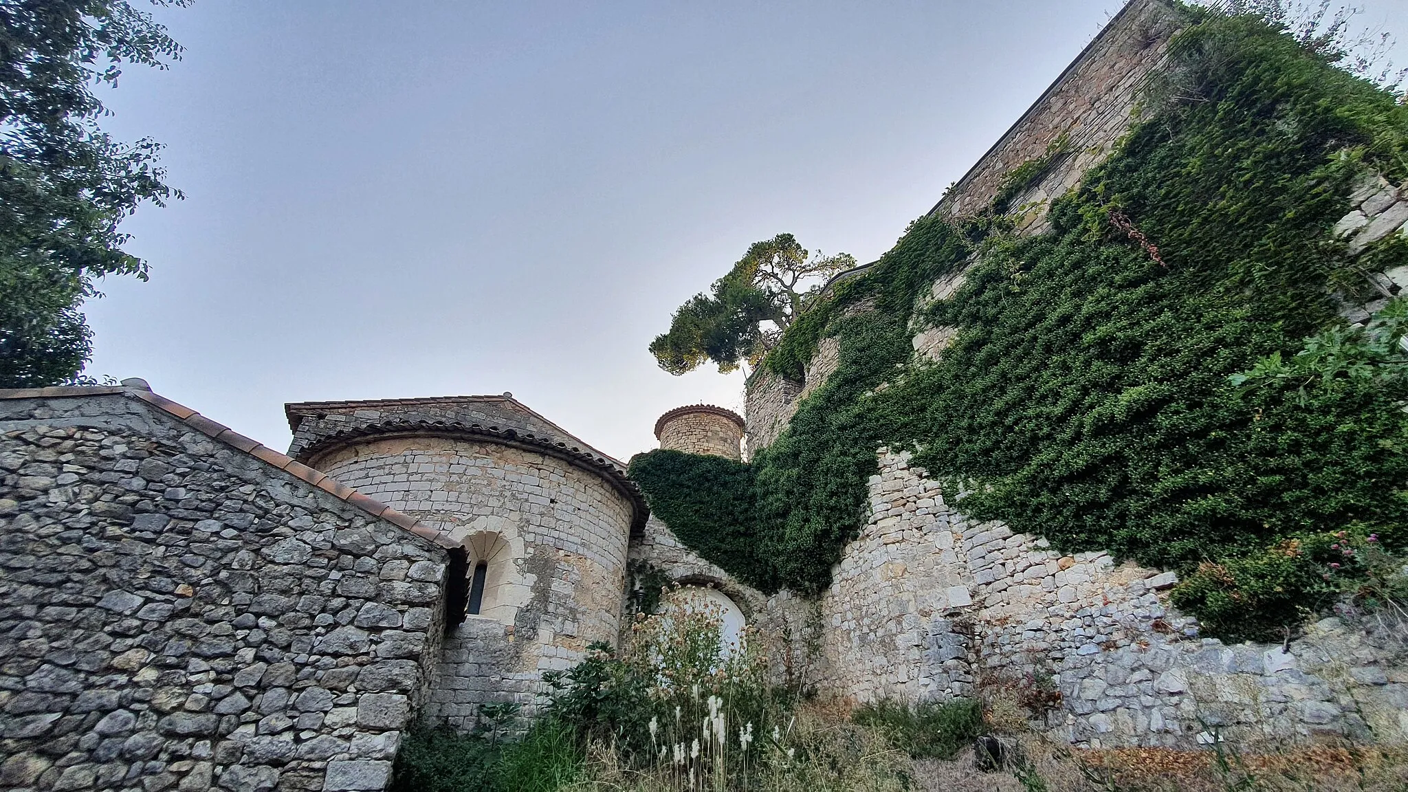 Photo showing: Chapelle claustrale et chateau - MONTARNAUD