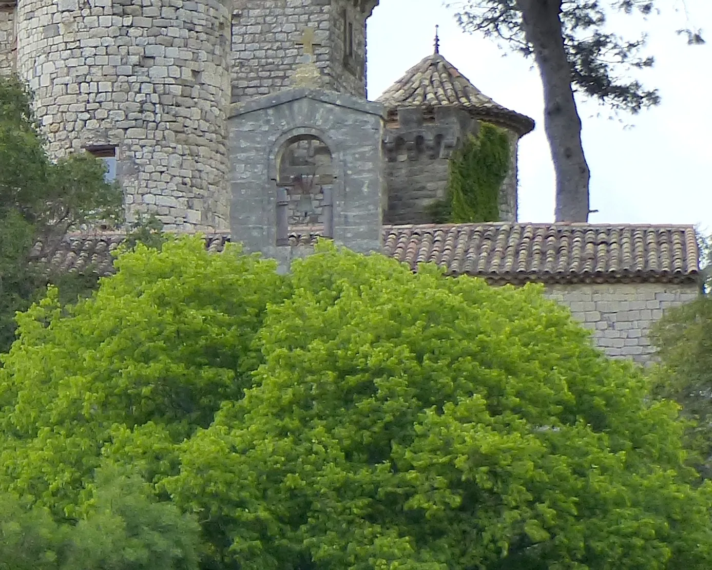 Photo showing: Montarnaud (Hérault, France), près de Montpellier, surplombant le vieux village, le château médiéval (12e siècle, modifié au 17e), et sa chapelle Notre-Dame-du-Fort, ancienne chapelle castrale, promue église paroissiale jusqu'à la construction de l'église Notre-Dame-du-Bon-Accueil en 1850.