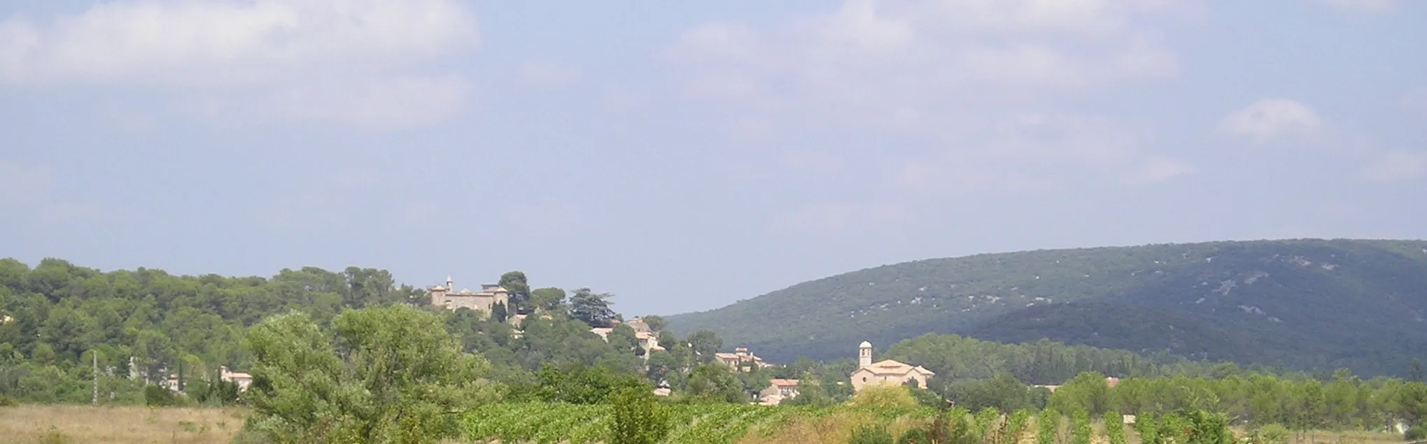 Photo showing: In Hérault, France, Montarnaud view from South (1.5 km from the church): the castle on the left, the 19th century church on the right.