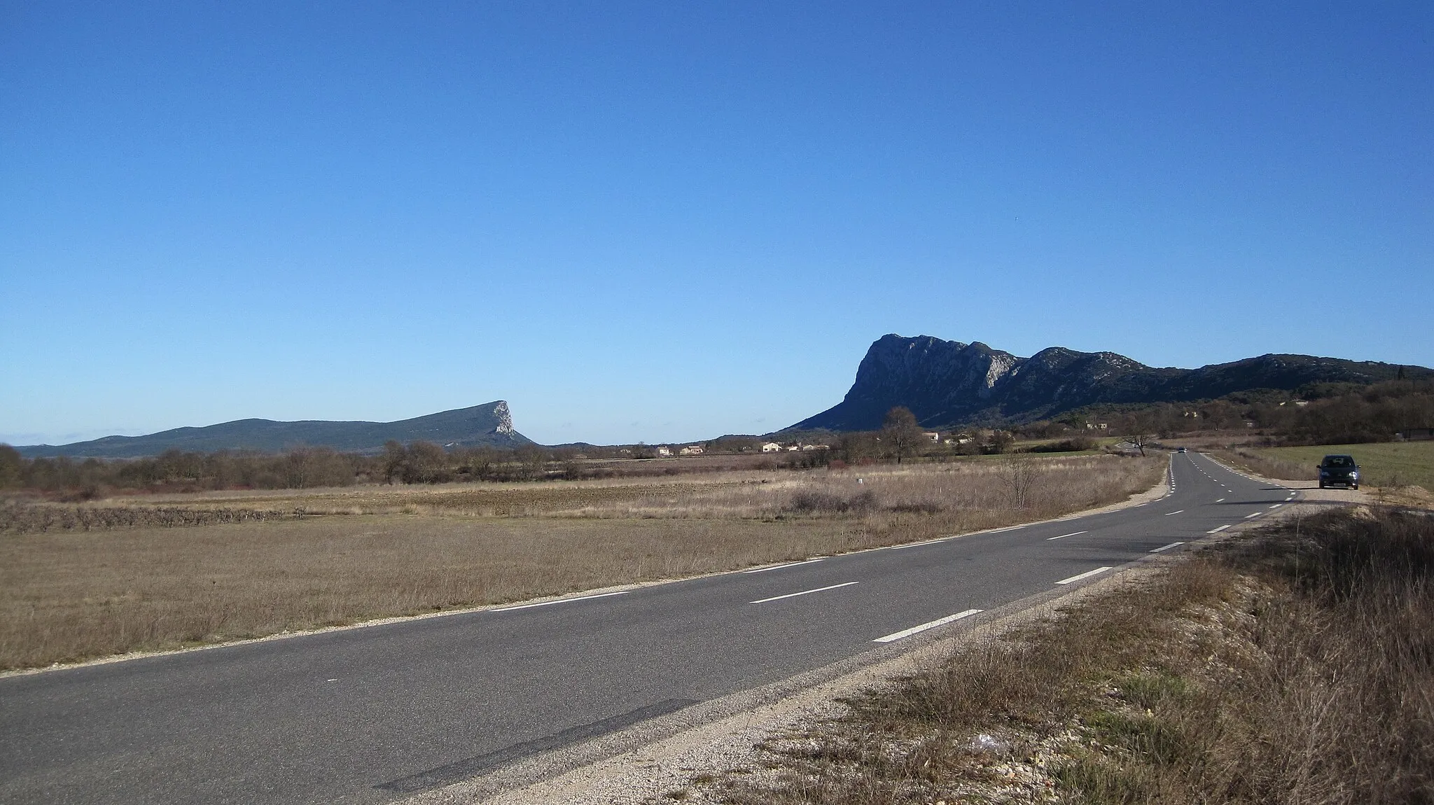 Photo showing: View of the pic Saint-Loup and the Hortus from the road D122 located in the commune of Mas-de-Londres.