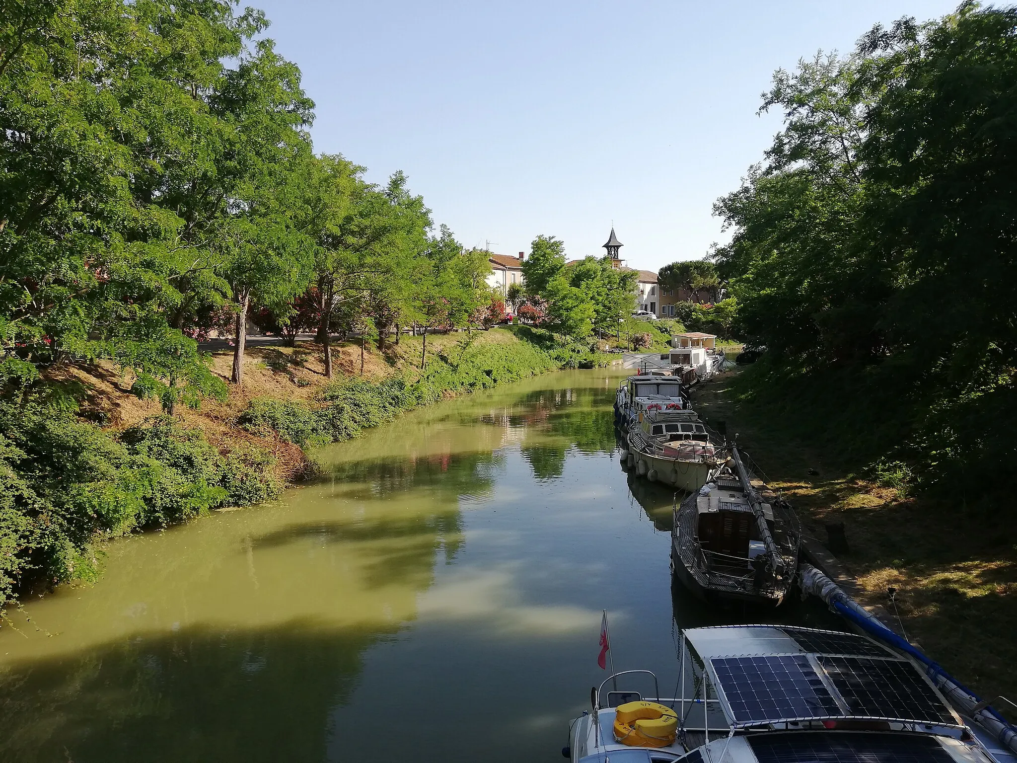 Photo showing: Canal du Midi (Poilhes, Hérault, France), photo prise depuis la passerelle de Poilhes (Hérault, France) en 2020.