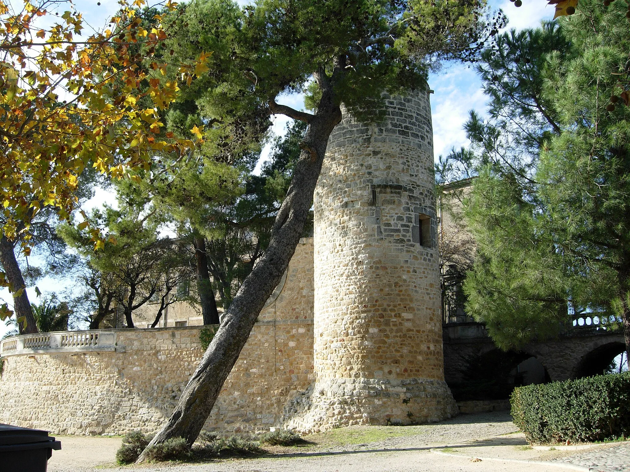 Photo showing: Popian (Hérault) - château et mairie.