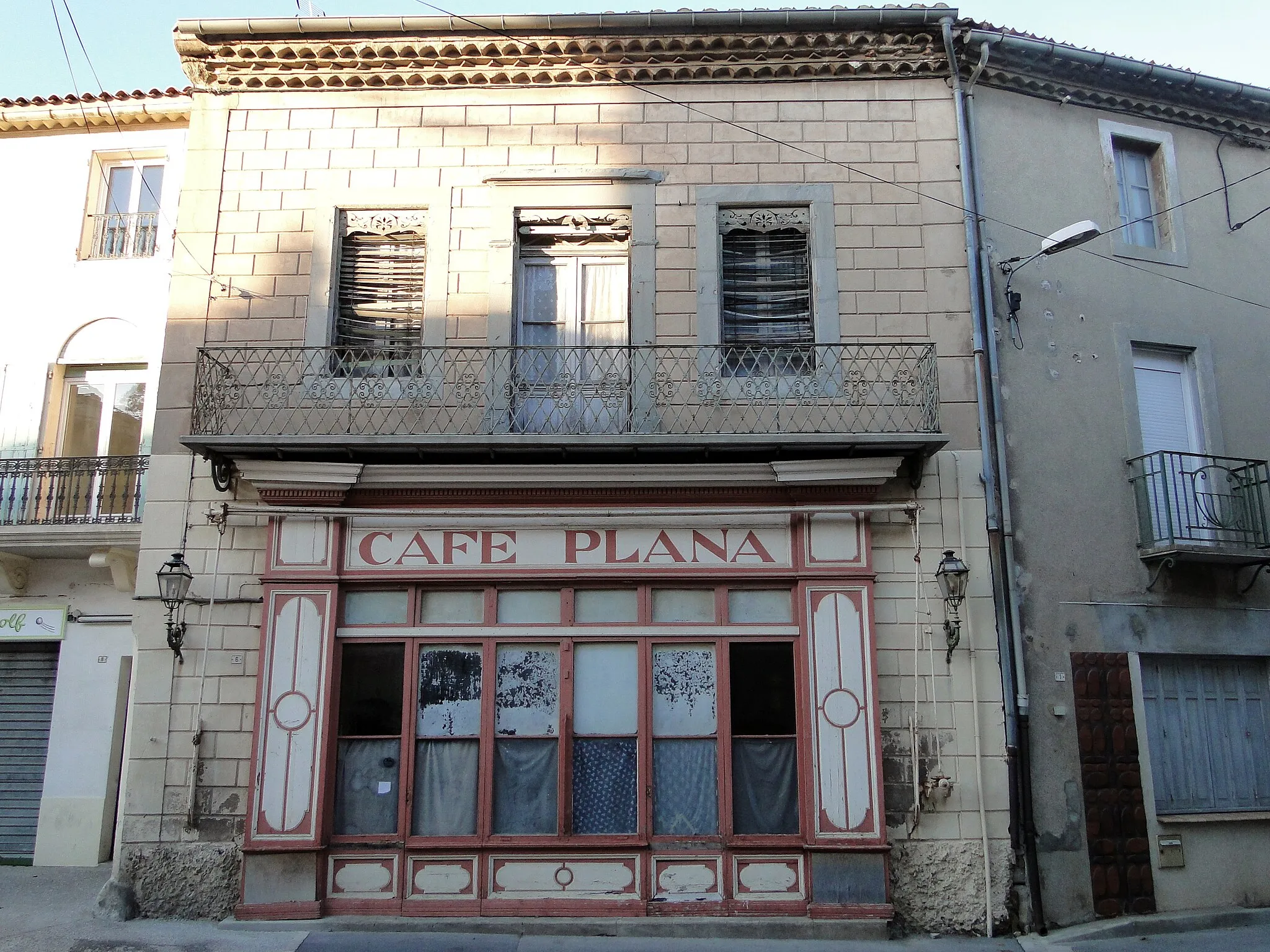Photo showing: Devanture du Café Plana à Olonzac, Hérault. Monument historique PA00103627