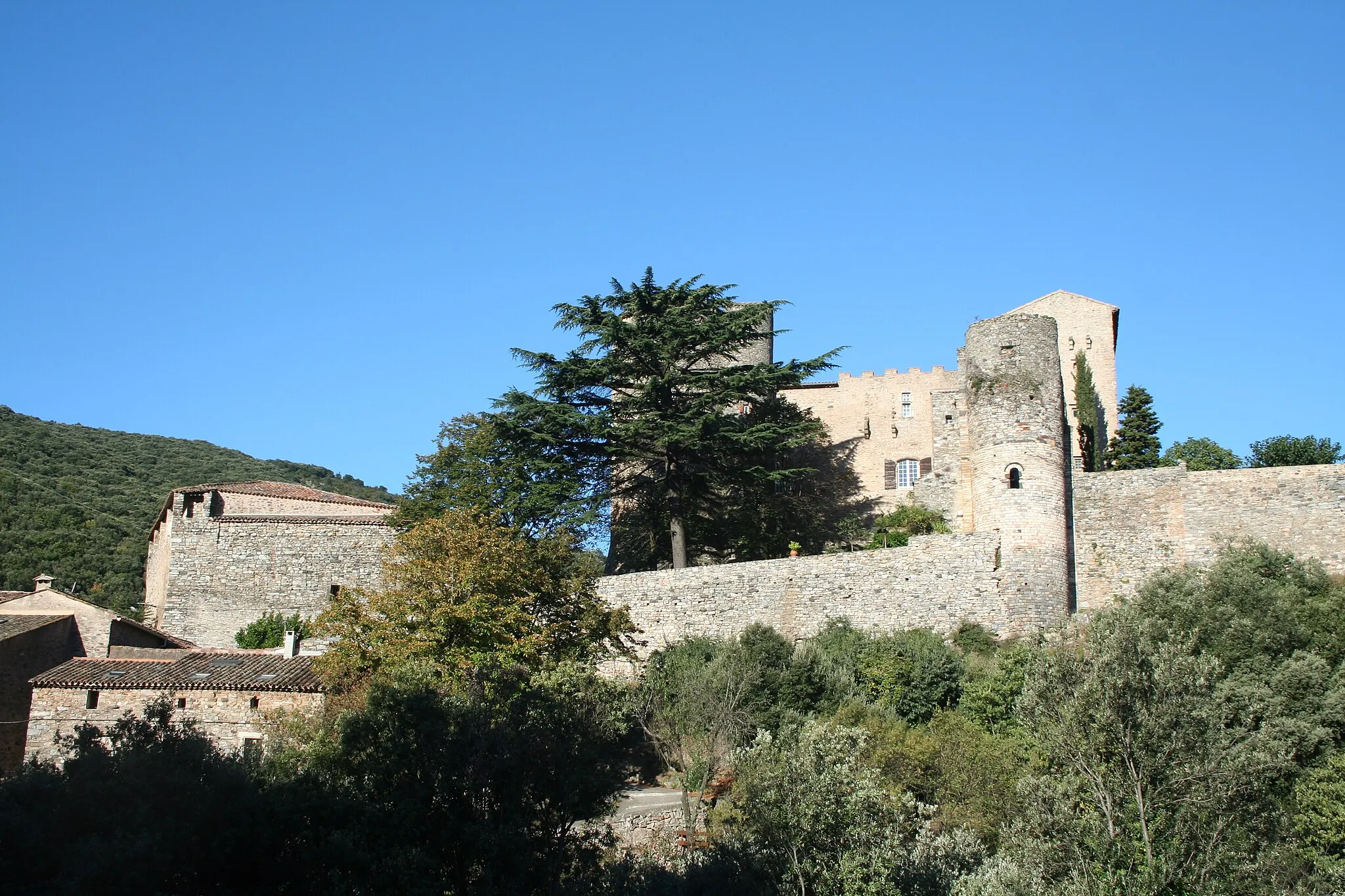 Photo showing: Pézènes-les-Mines (Hérault) - le château.