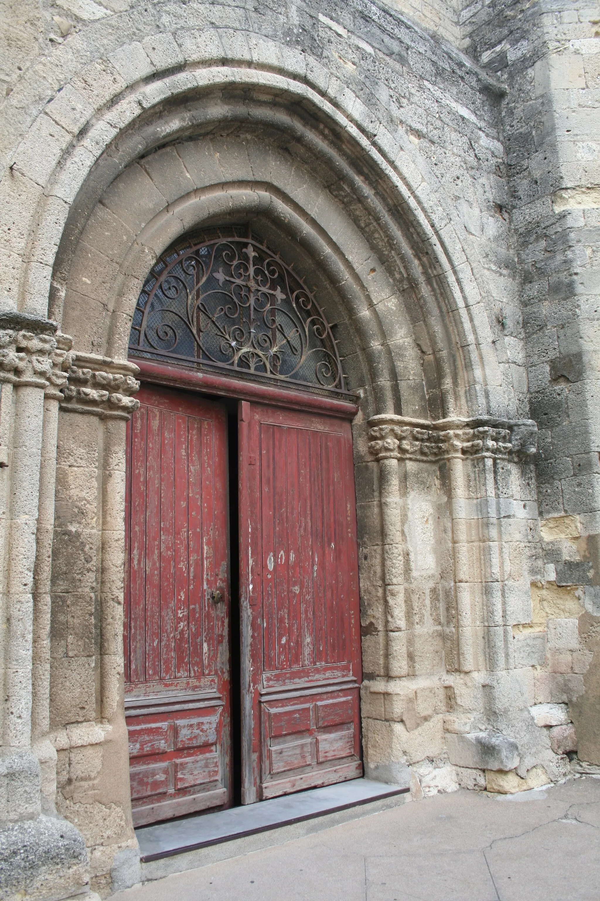 Photo showing: Saint-Geniès-de-Fontedit (Hérault) - portail de l'église Saint-Geniès.