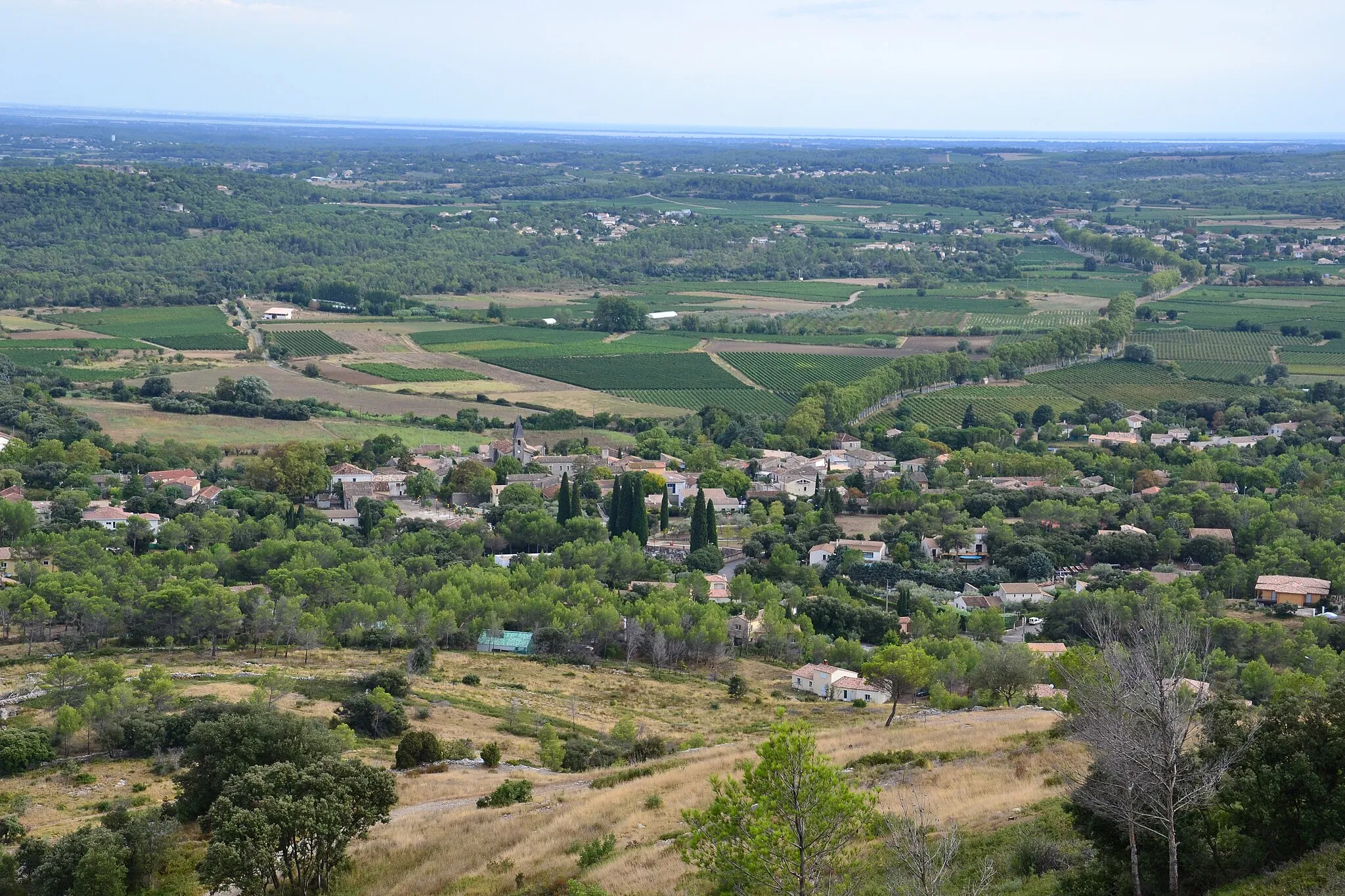 Photo showing: Vue sur Saint-Bauzille-de-Montmel depuis le Puech des Mourgues.