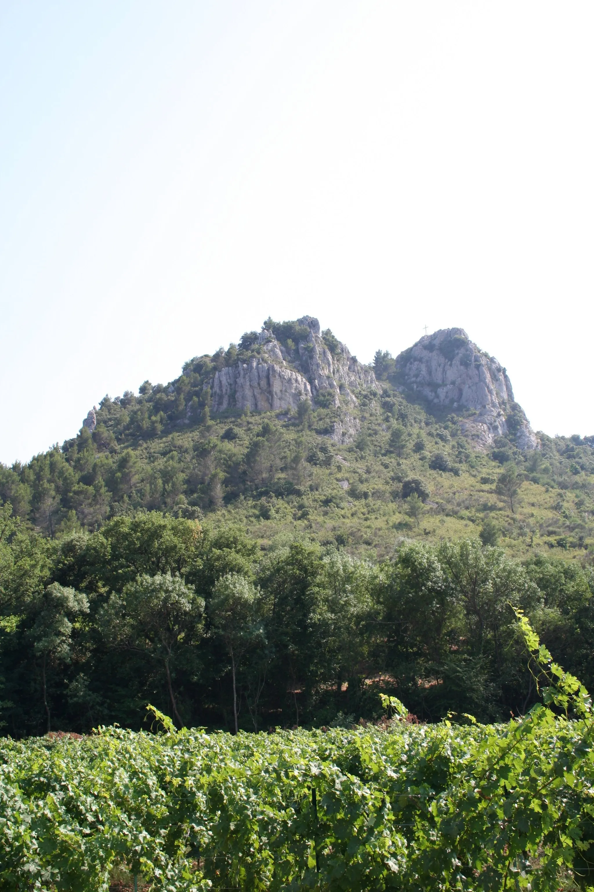 Photo showing: Colline rocheuse proche de Saint-Chinian sur laquelle se trouve la chapelle de Notre Dame de Nazareth, Hérault, France.