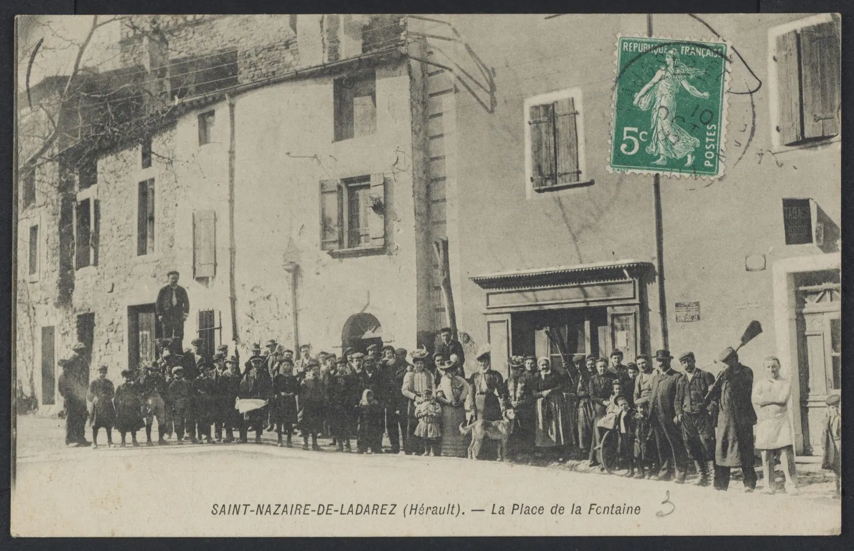 Photo showing: Saint-Nazaire-de-Ladarez. - La place de la fontaine : carte postale.